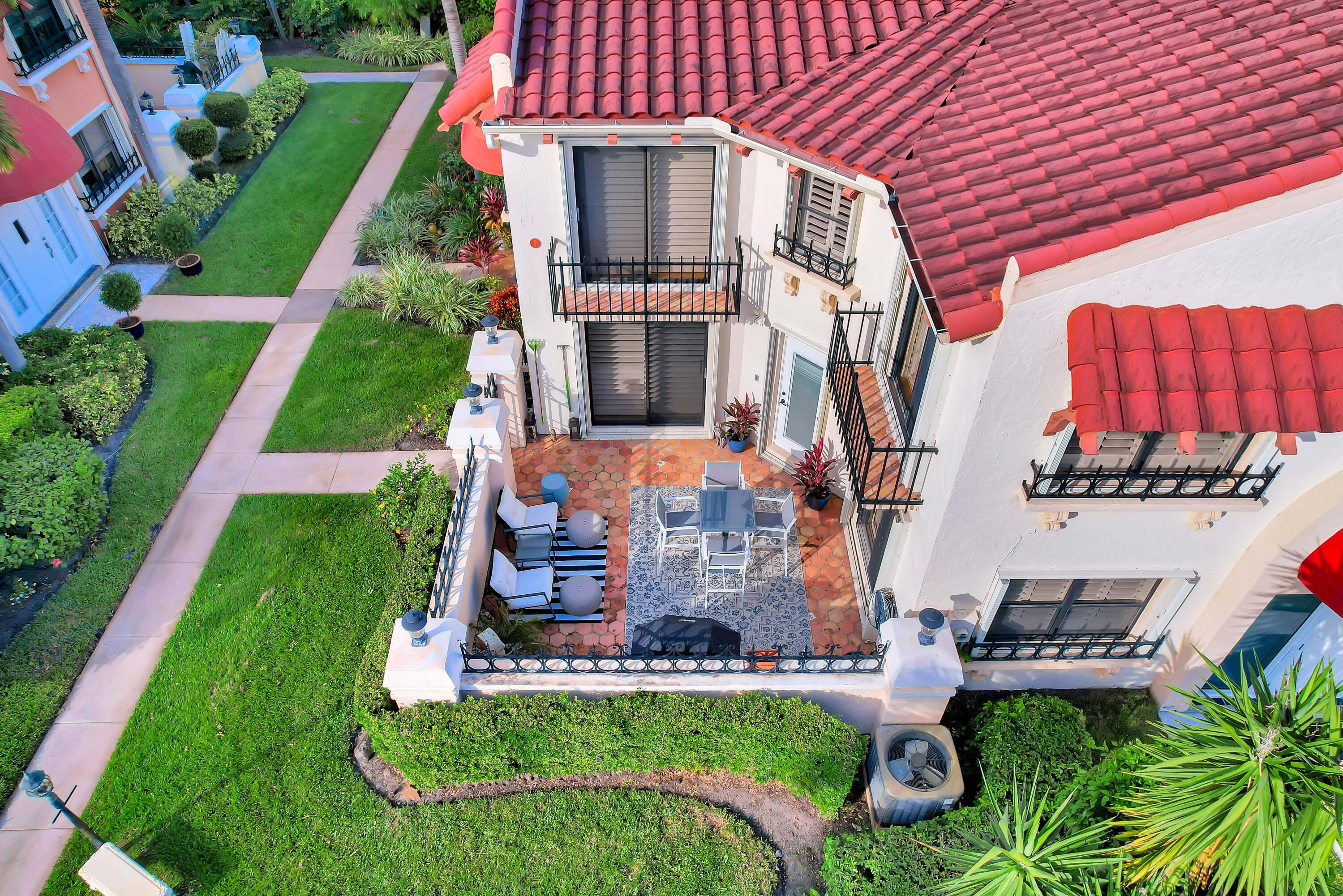 5 Uno Lago Drive