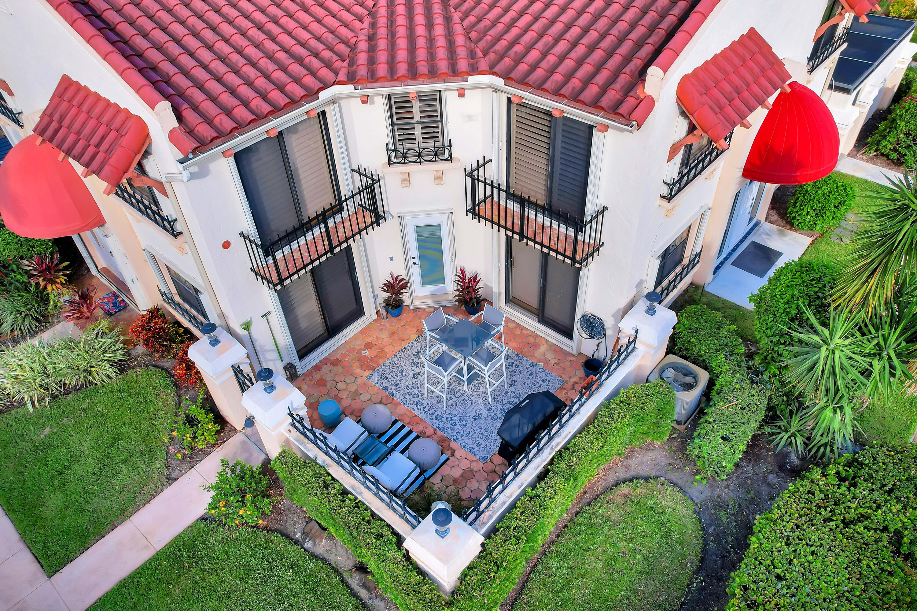 5 Uno Lago Drive