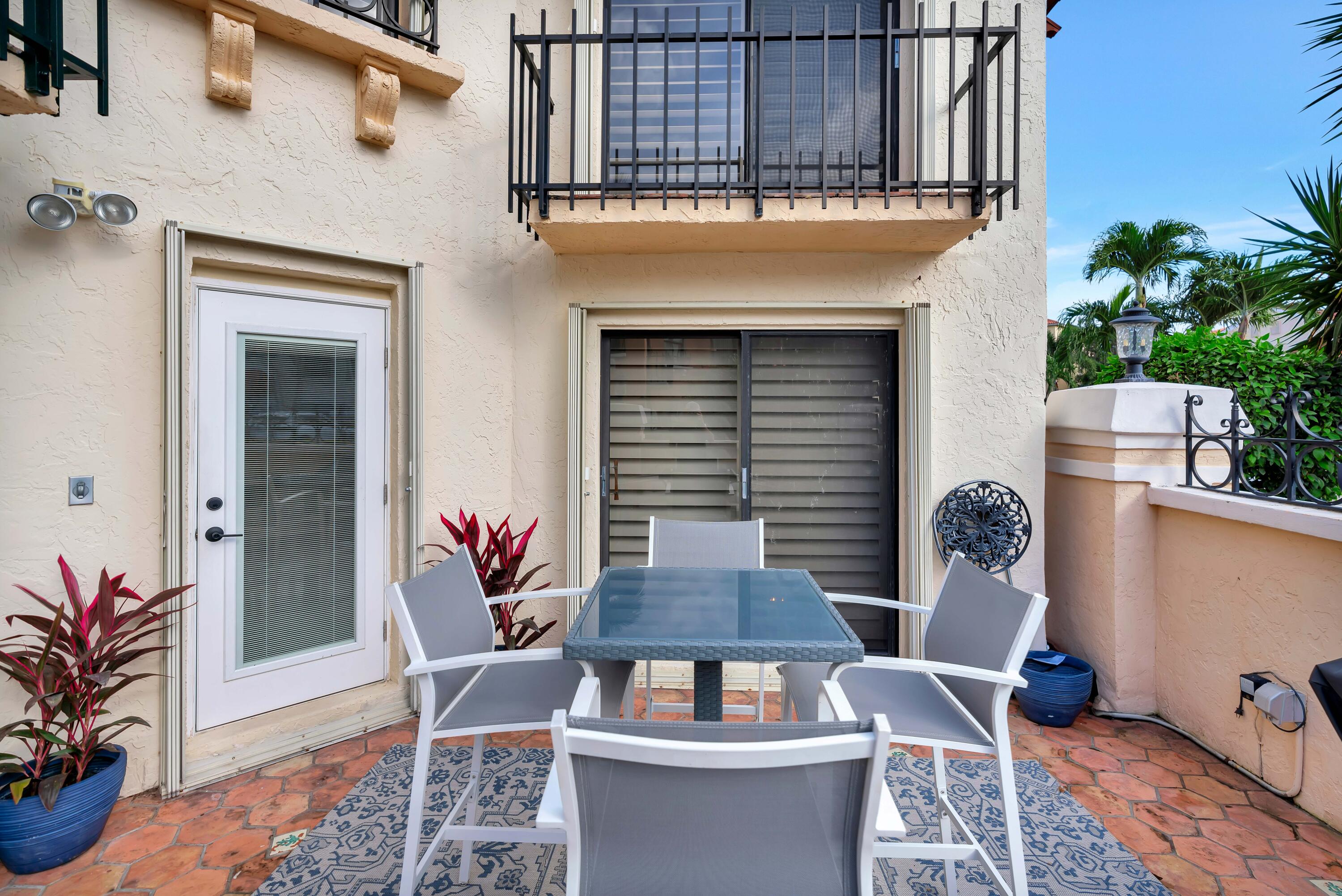 5 Uno Lago Drive