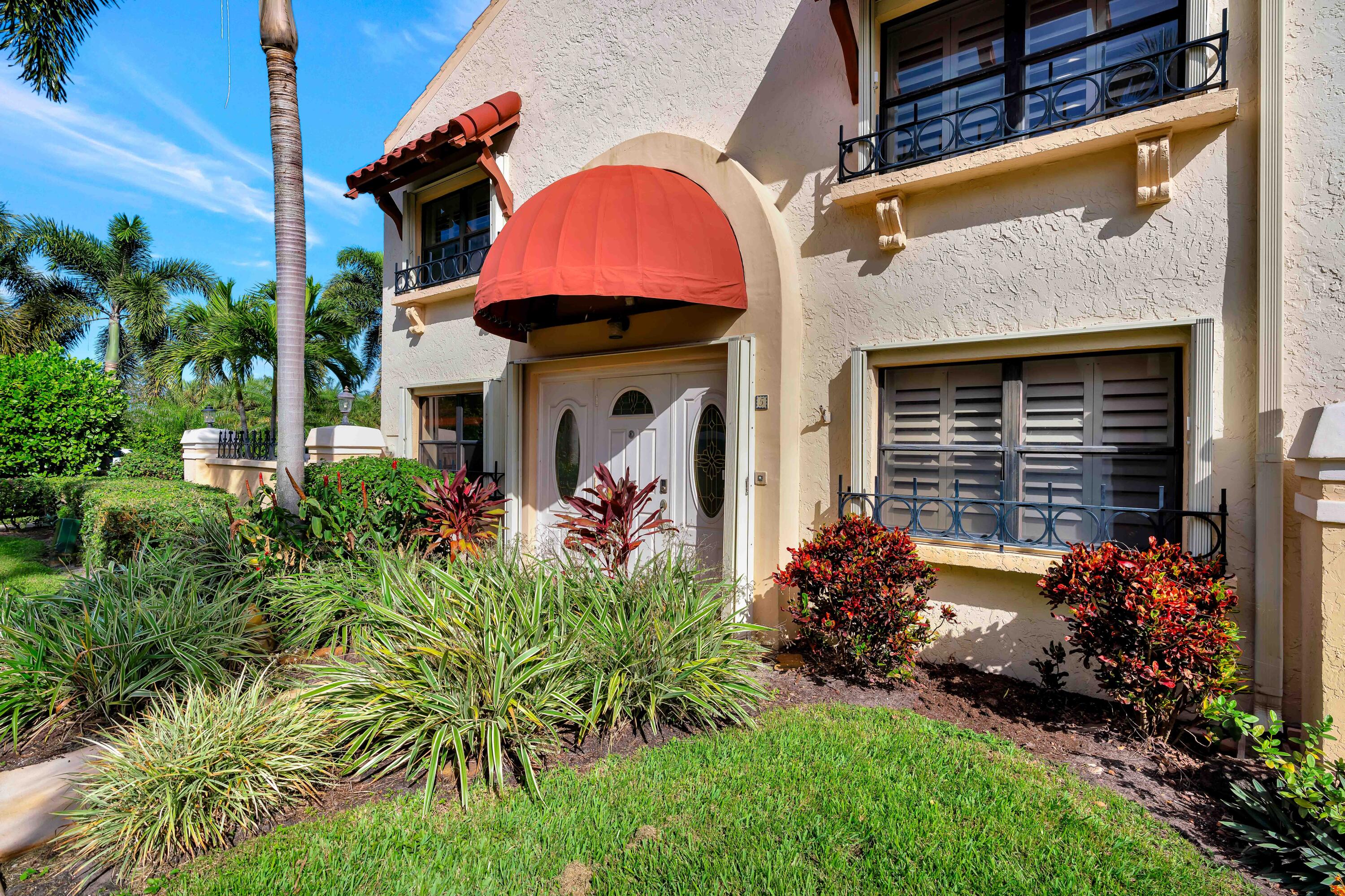5 Uno Lago Drive