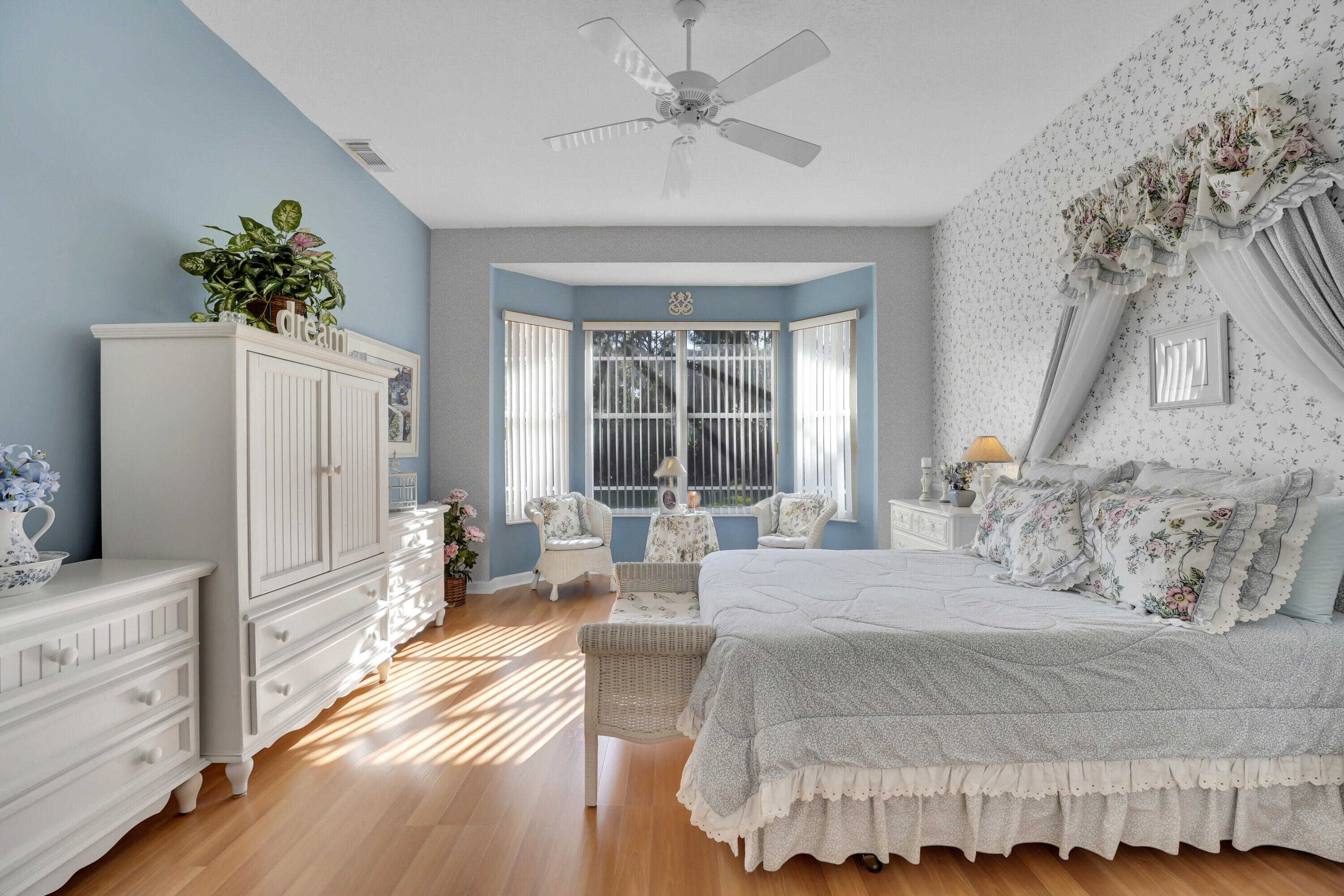 599 SW Lake Charles Circle
