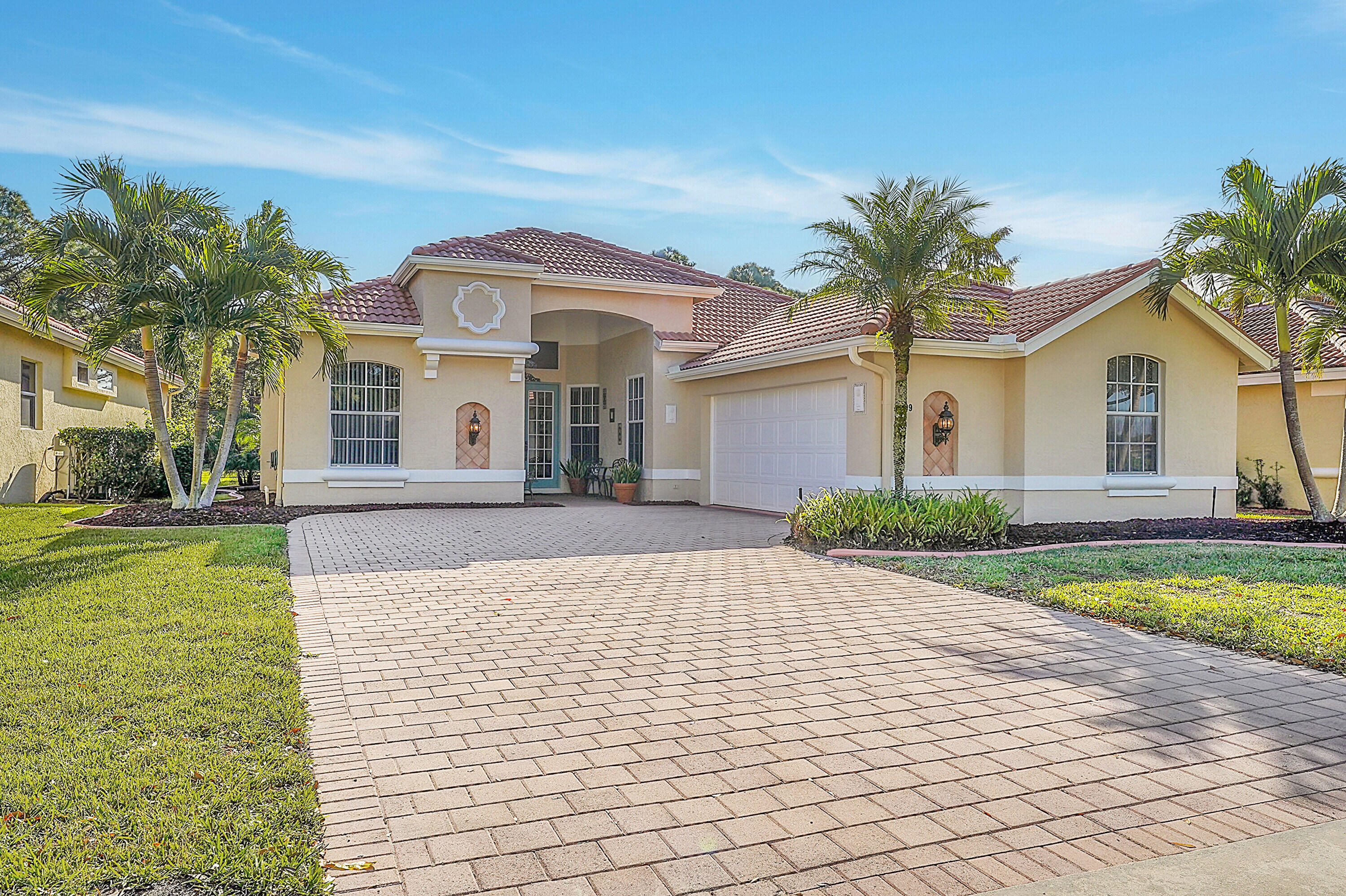 599 SW Lake Charles Circle
