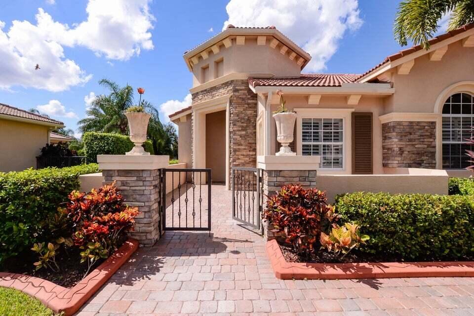 9895 SW Nuova Way