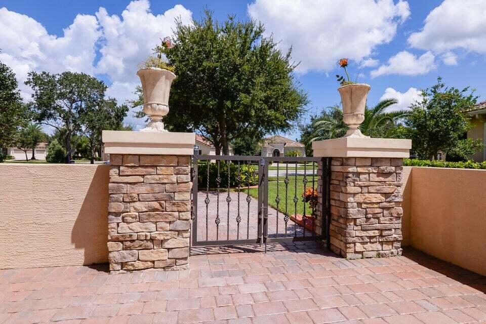 9895 SW Nuova Way