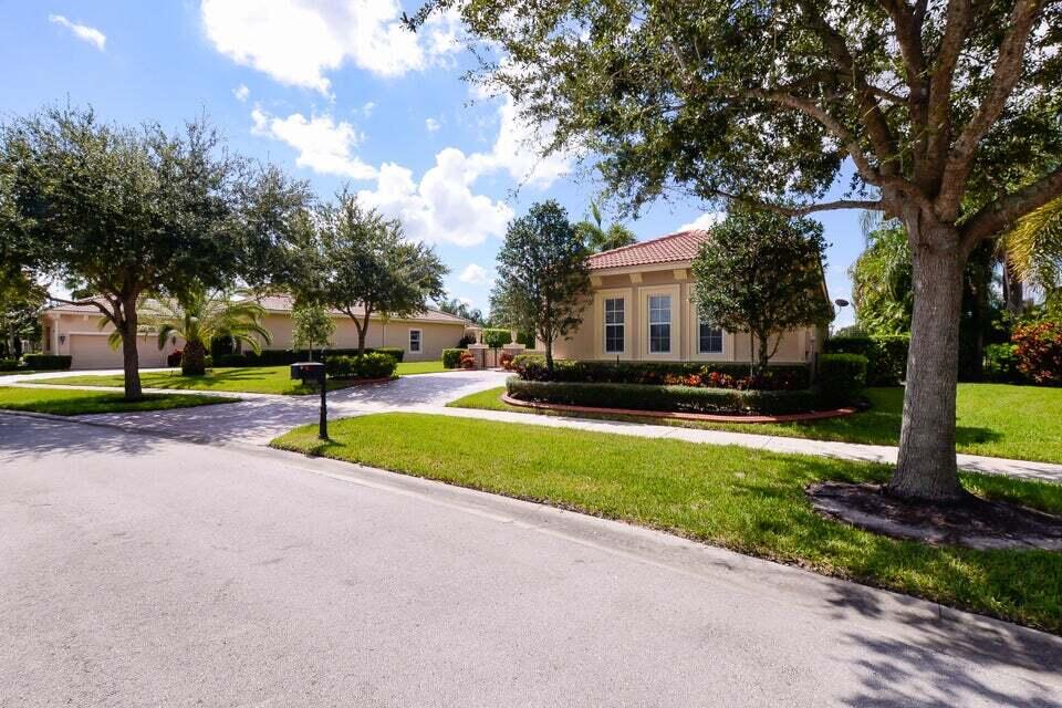9895 SW Nuova Way
