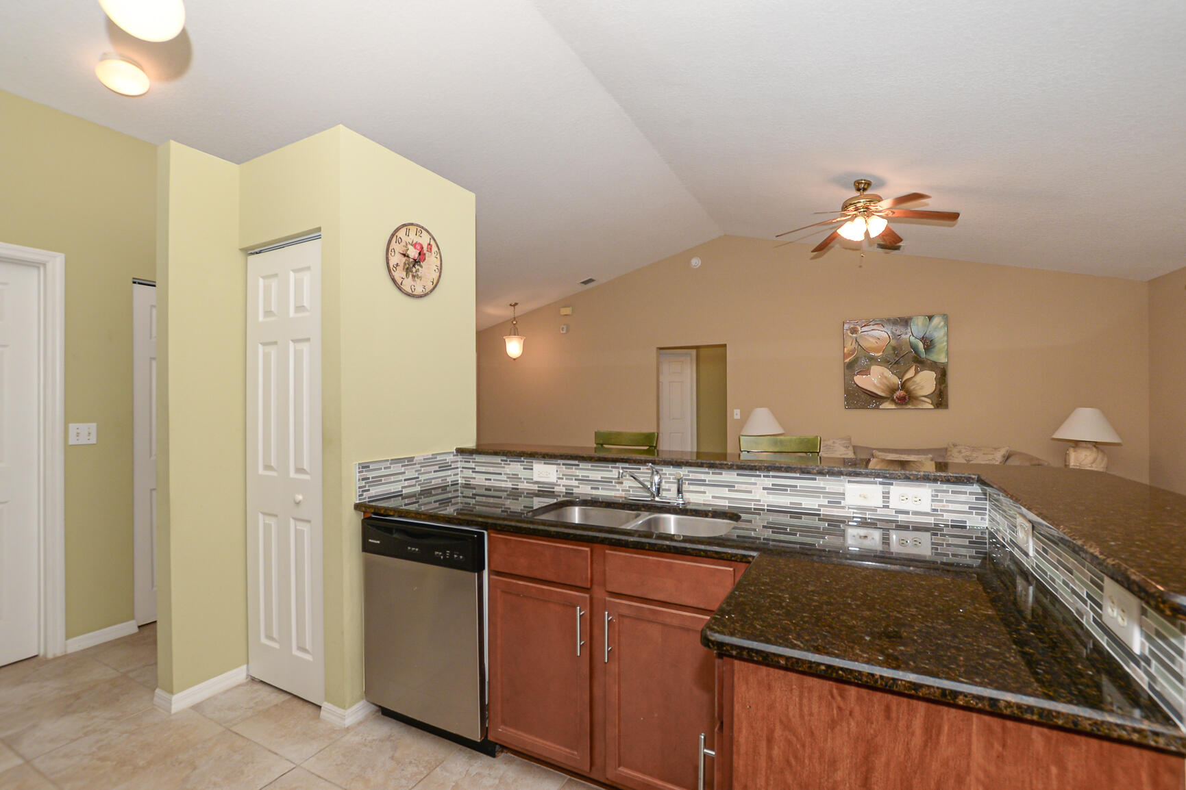 335 NW Marion Avenue