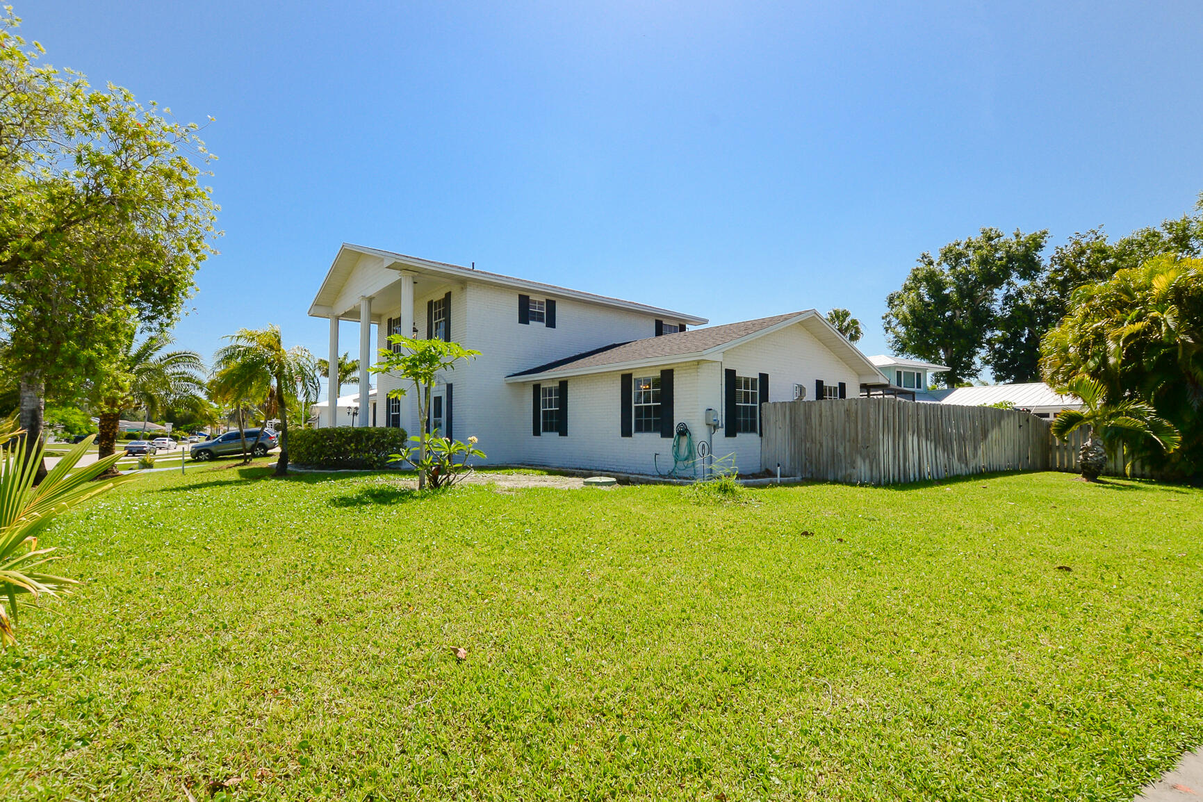 102 NE Surfside Avenue