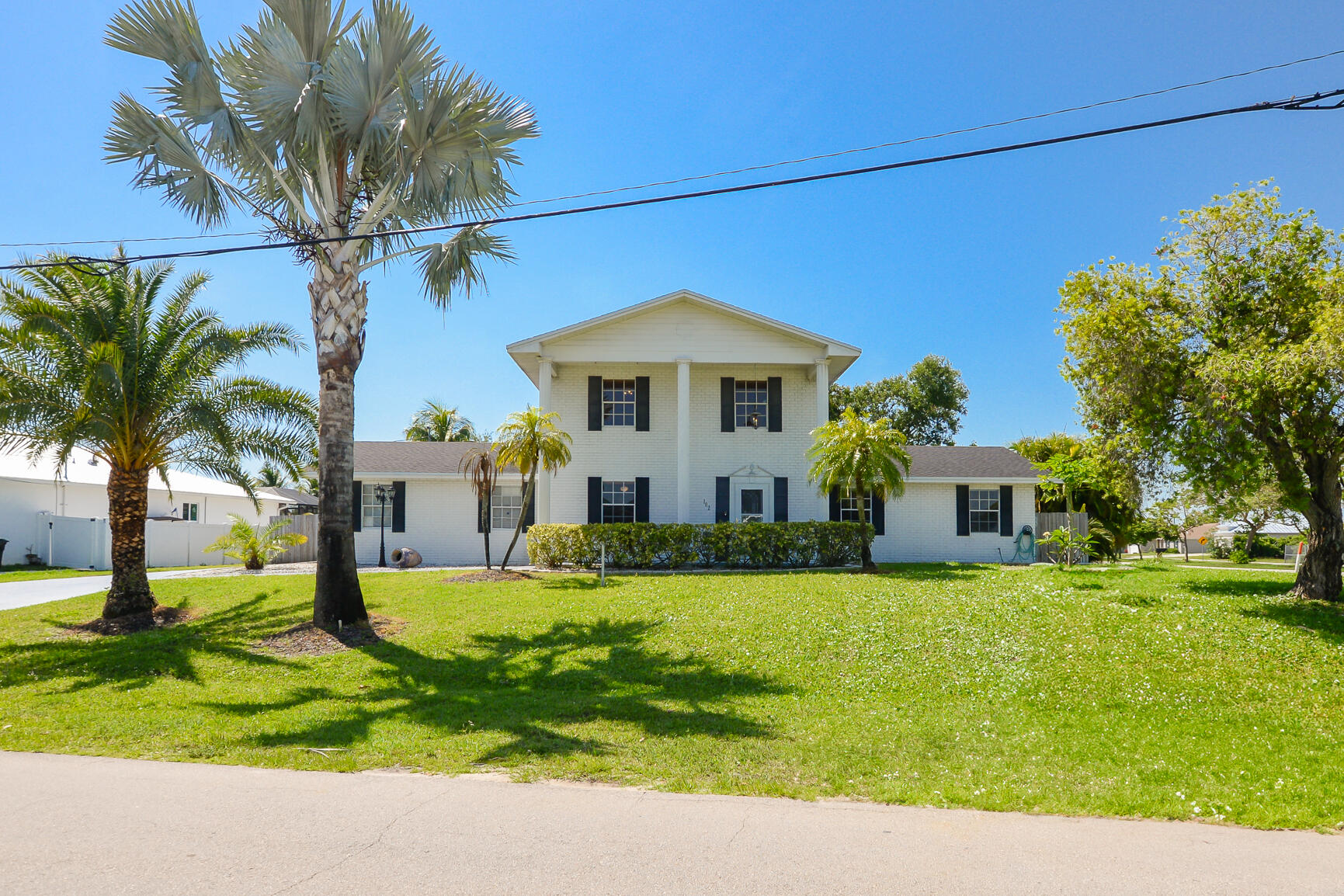 102 NE Surfside Avenue