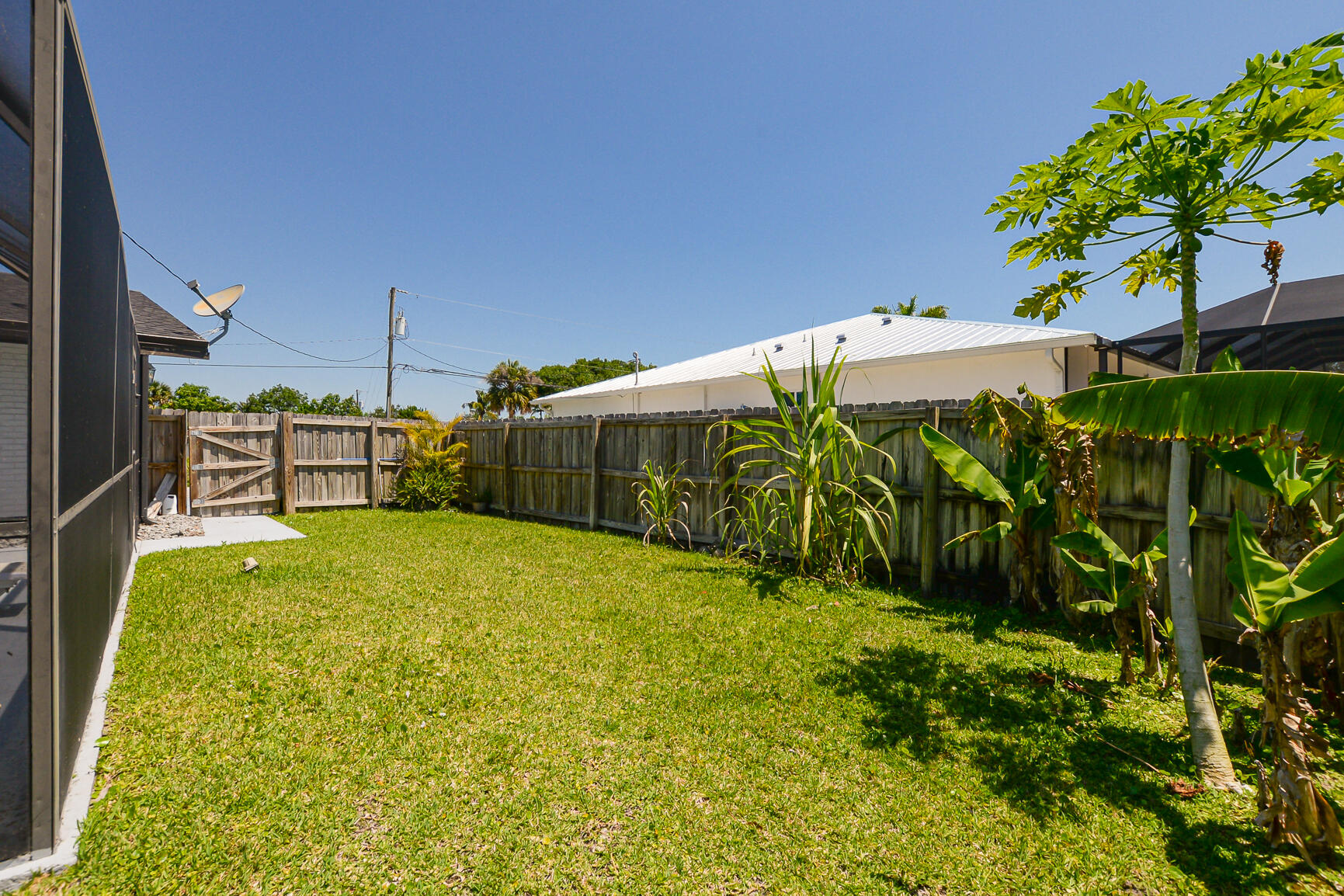 102 NE Surfside Avenue