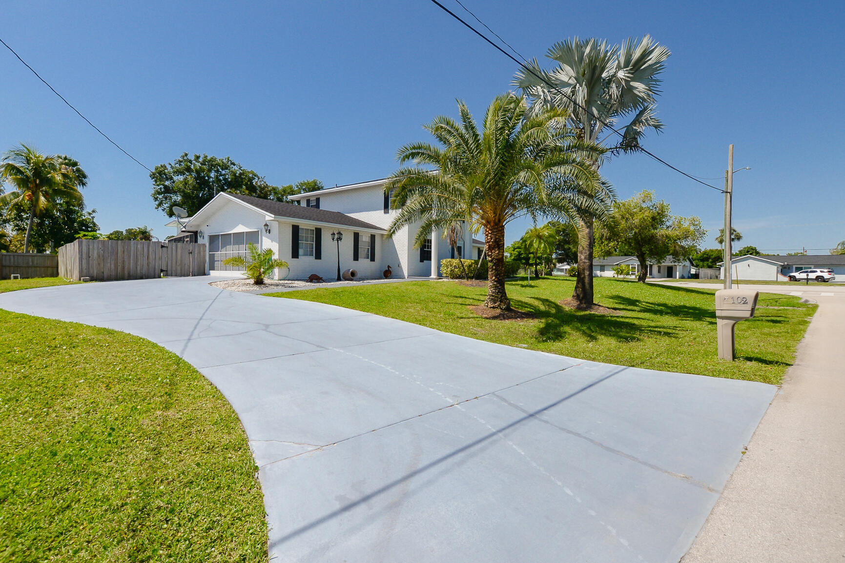 102 NE Surfside Avenue