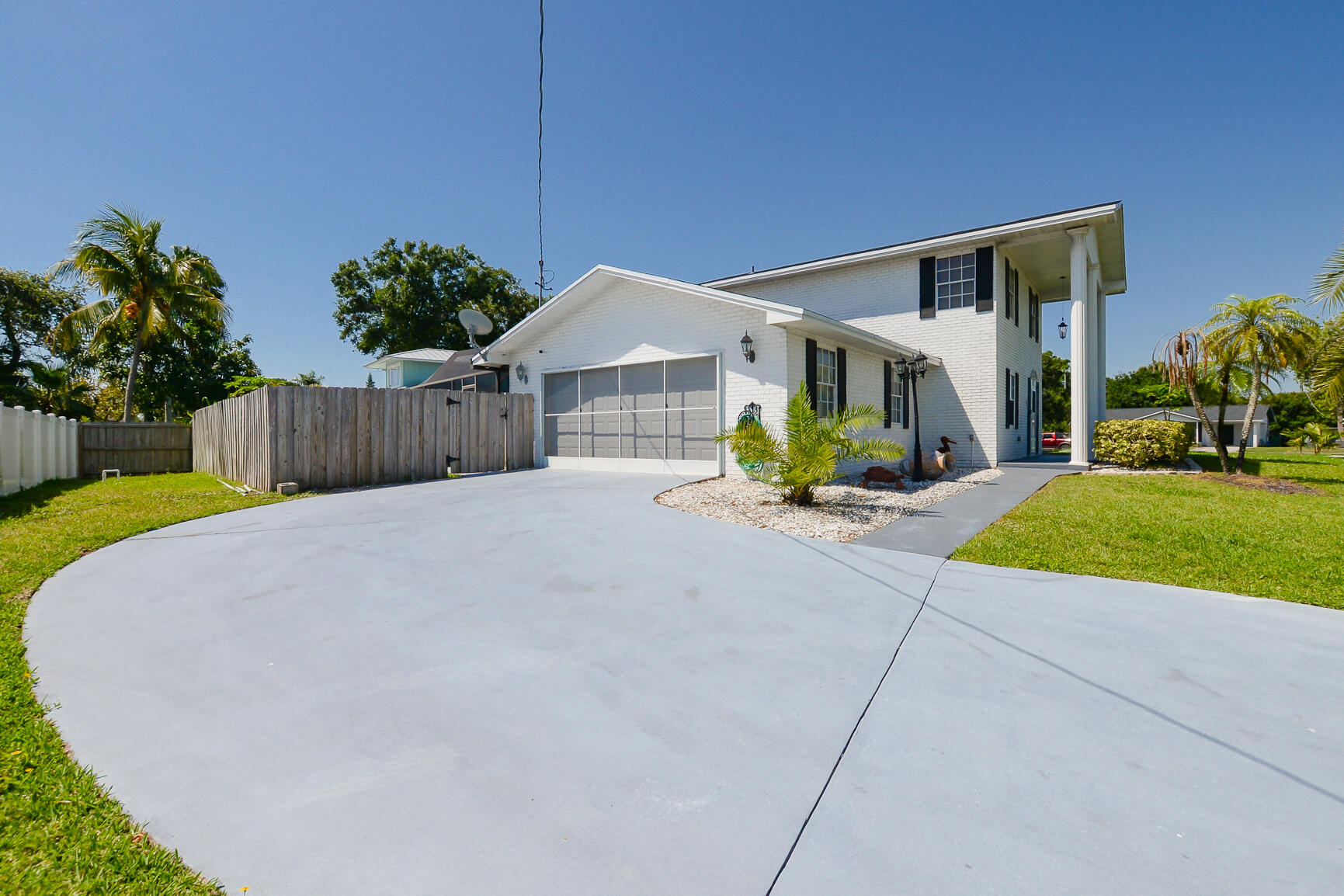 102 NE Surfside Avenue