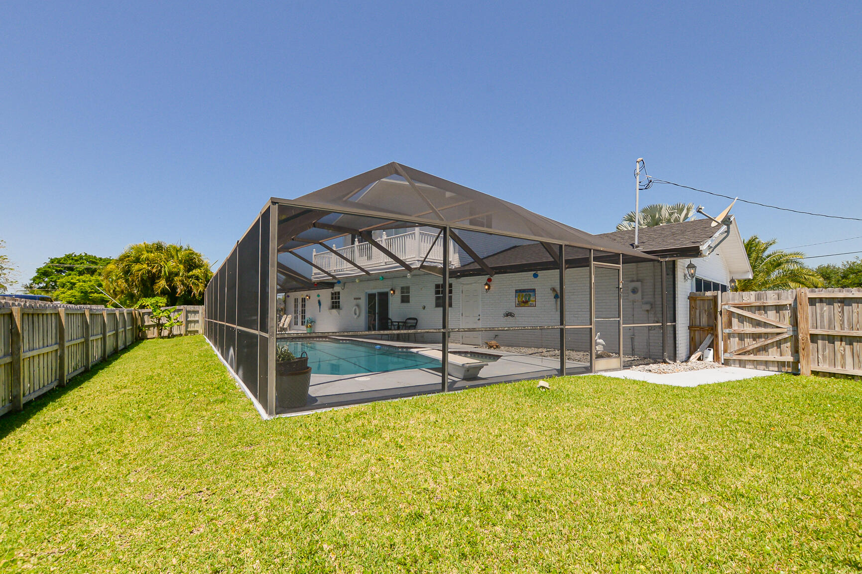 102 NE Surfside Avenue