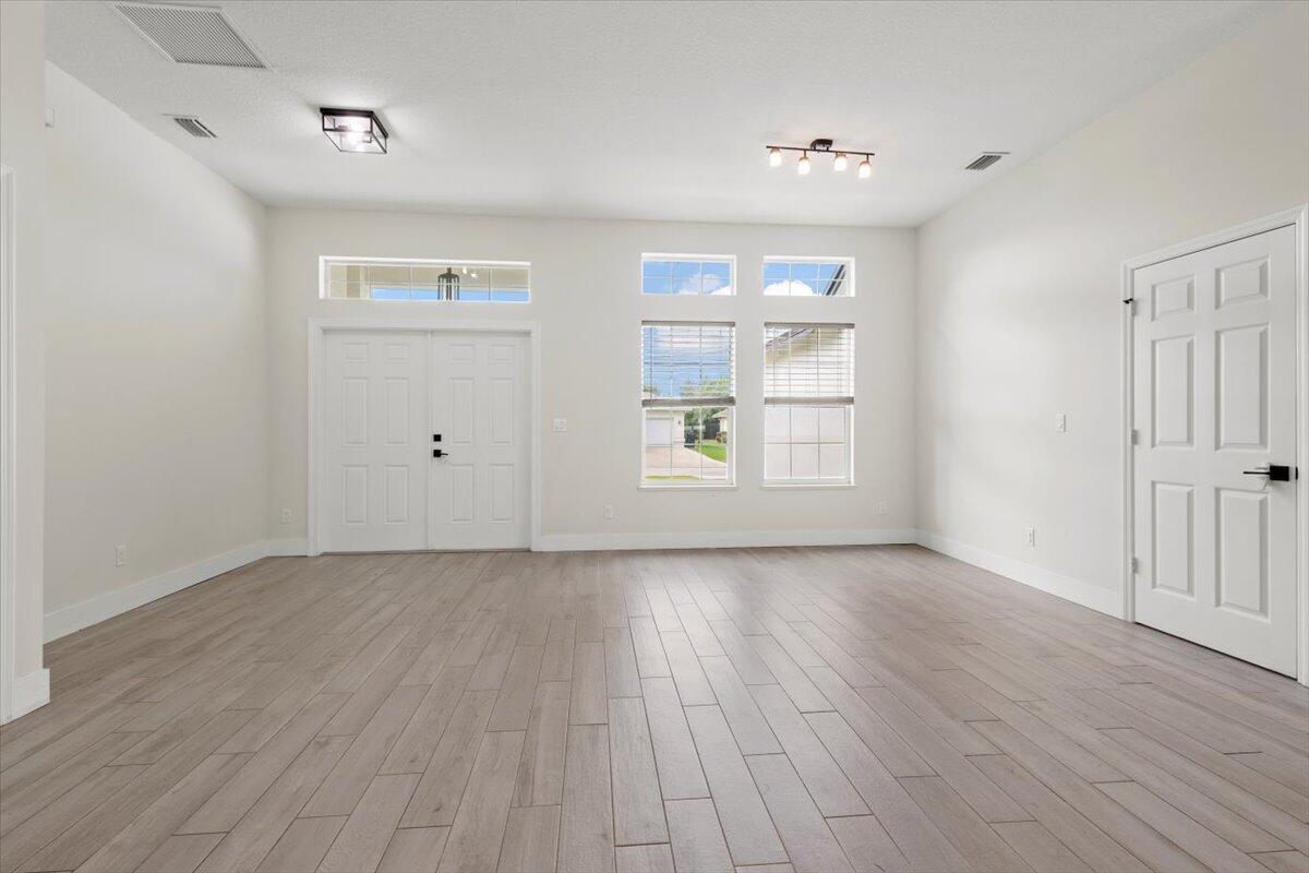 5207 NW South Lovoy Circle