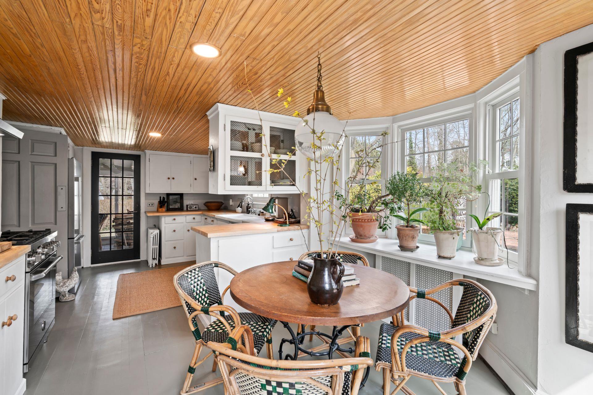 302 W Neck Road