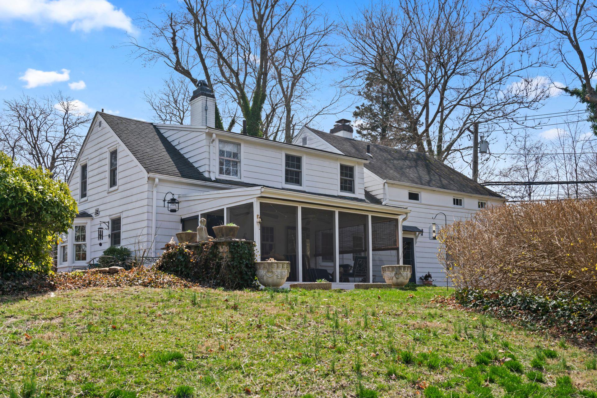 302 W Neck Road