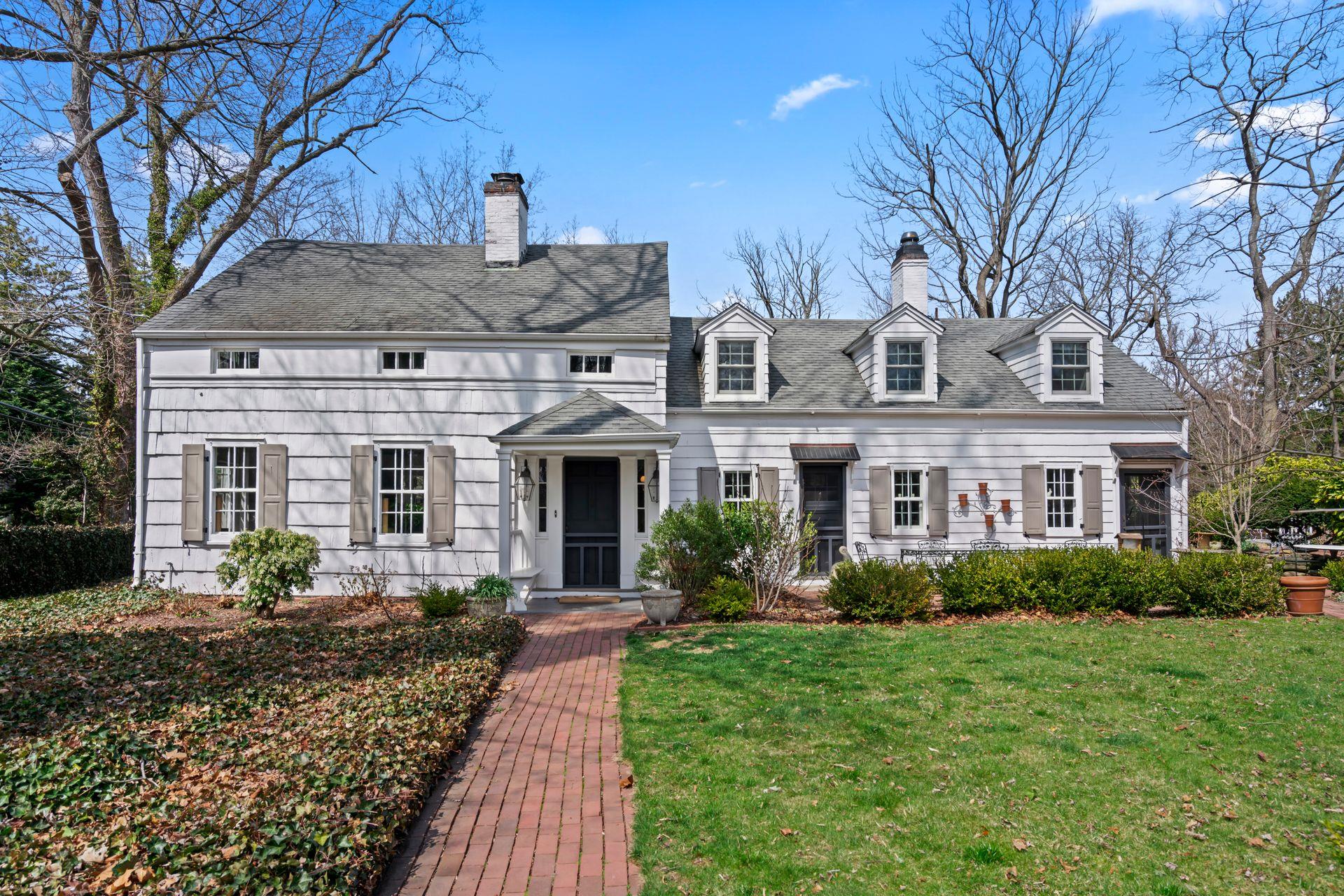 302 W Neck Road