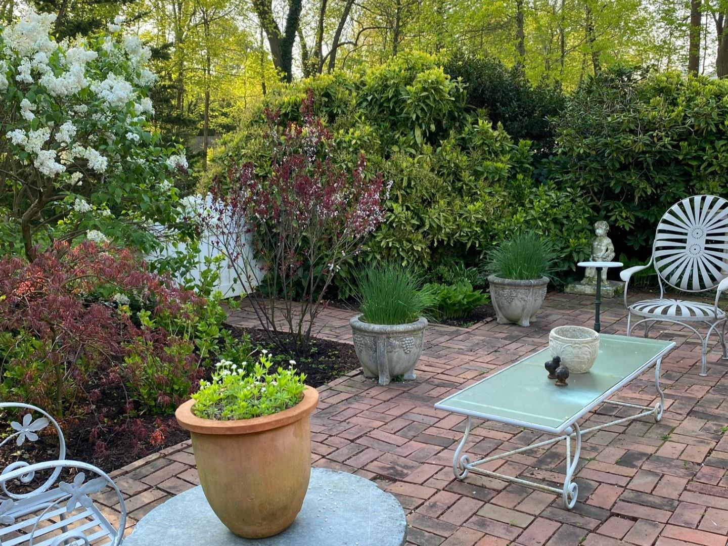 302 W Neck Road