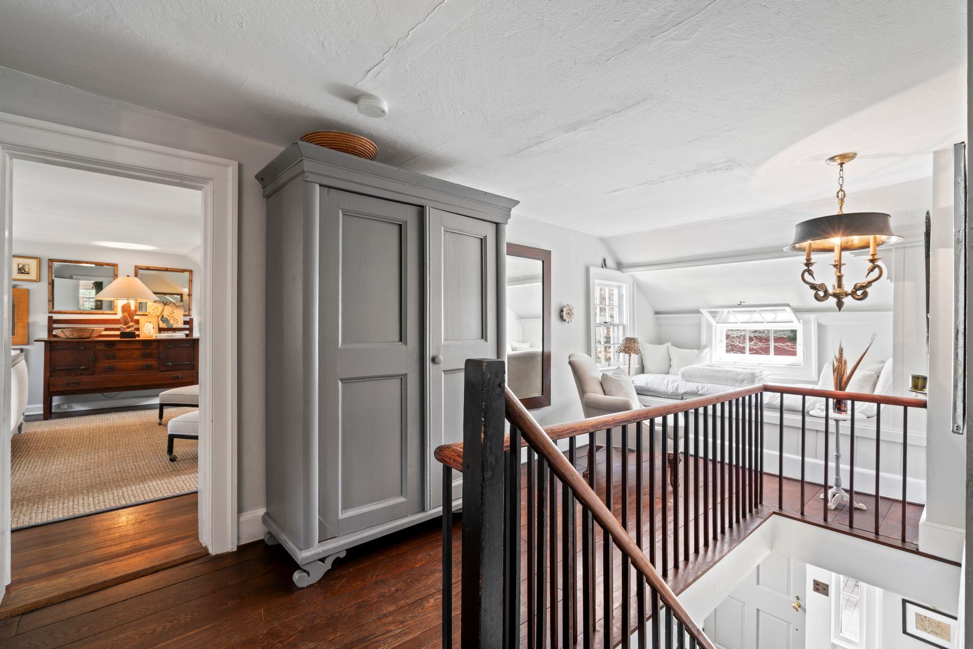 302 W Neck Road