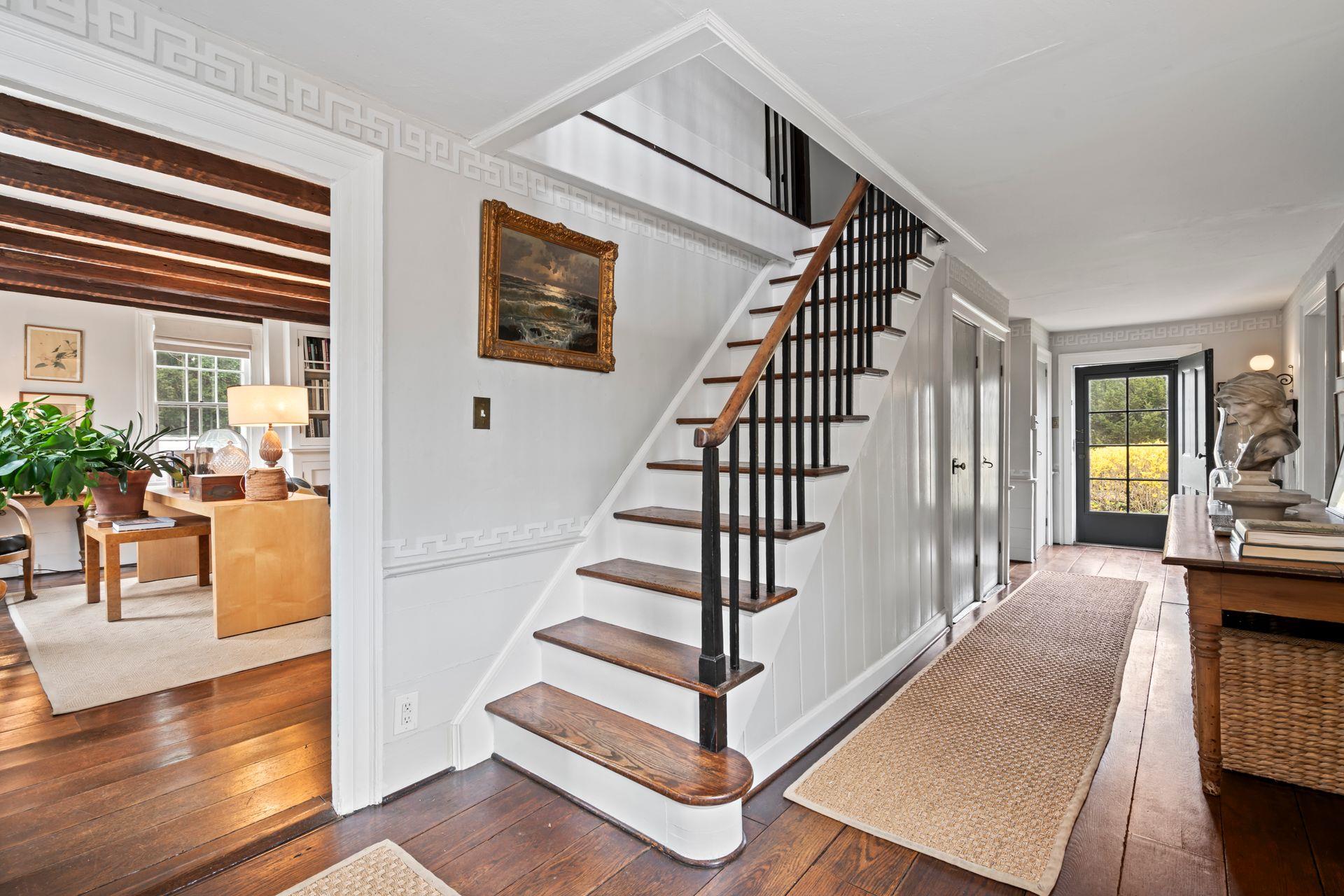 302 W Neck Road