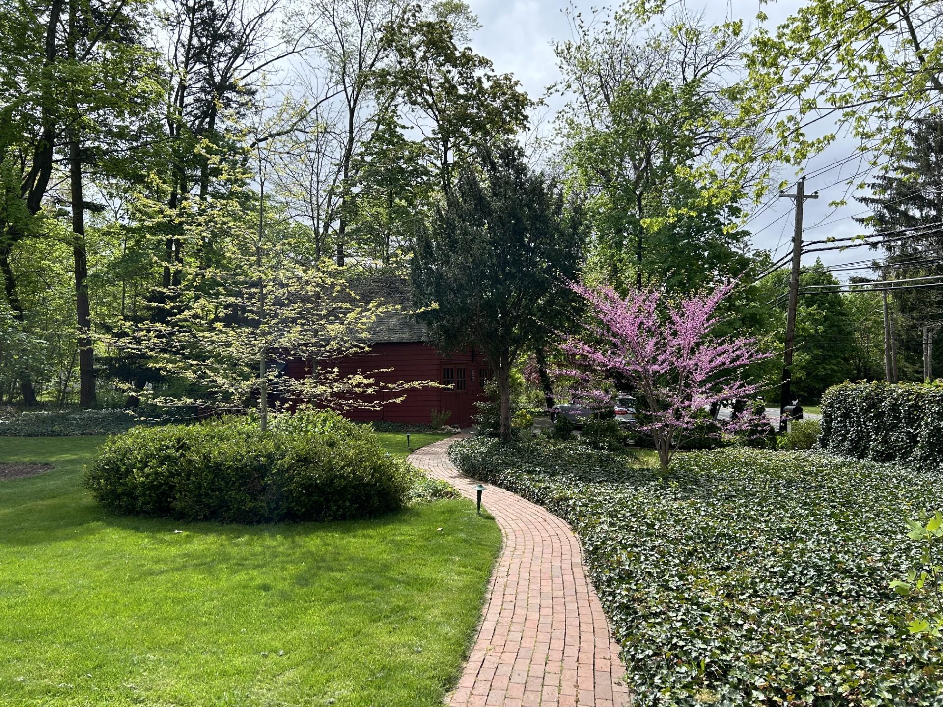 302 W Neck Road