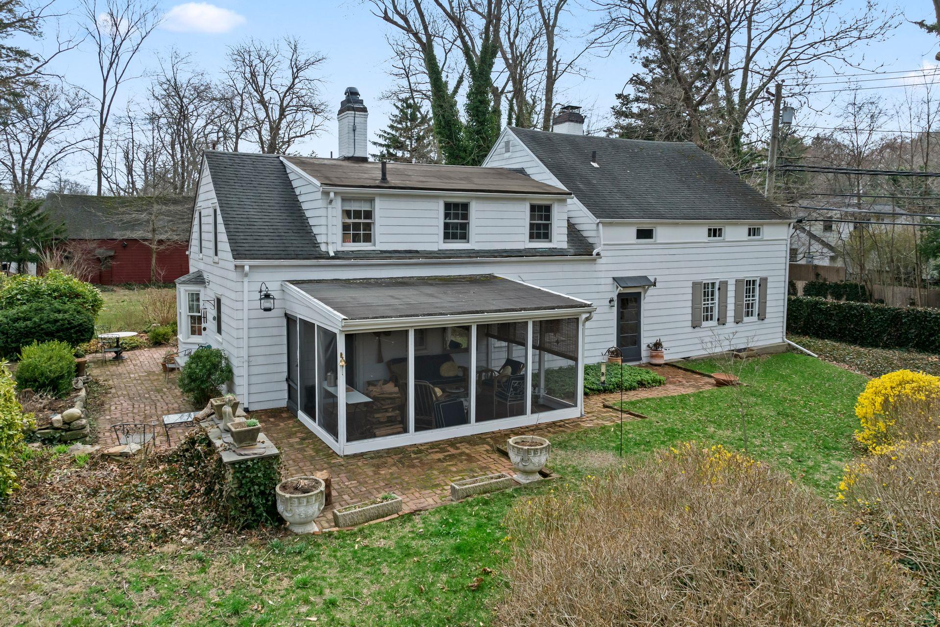 302 W Neck Road