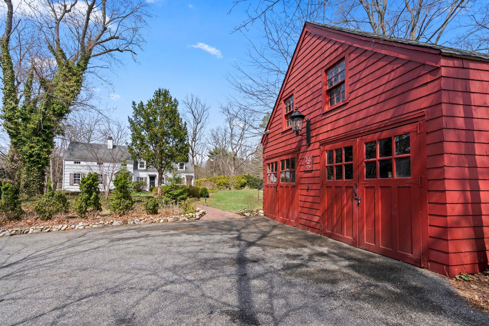 302 W Neck Road
