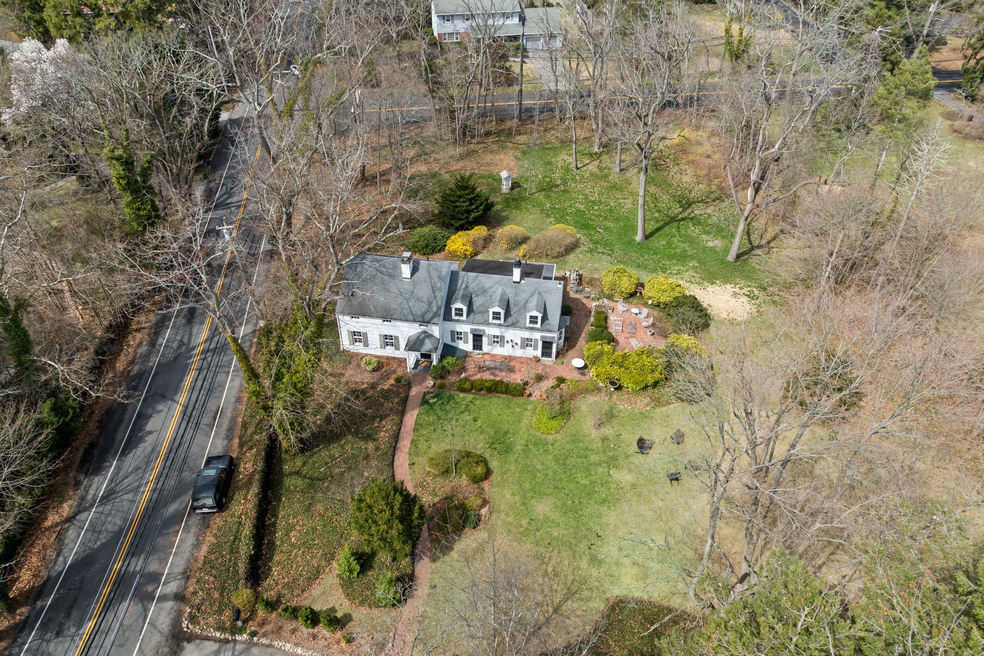 302 W Neck Road