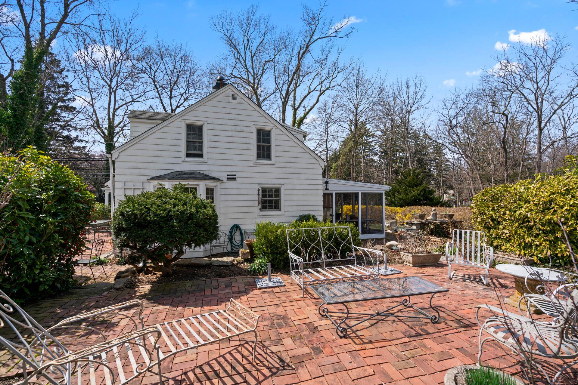 302 W Neck Road