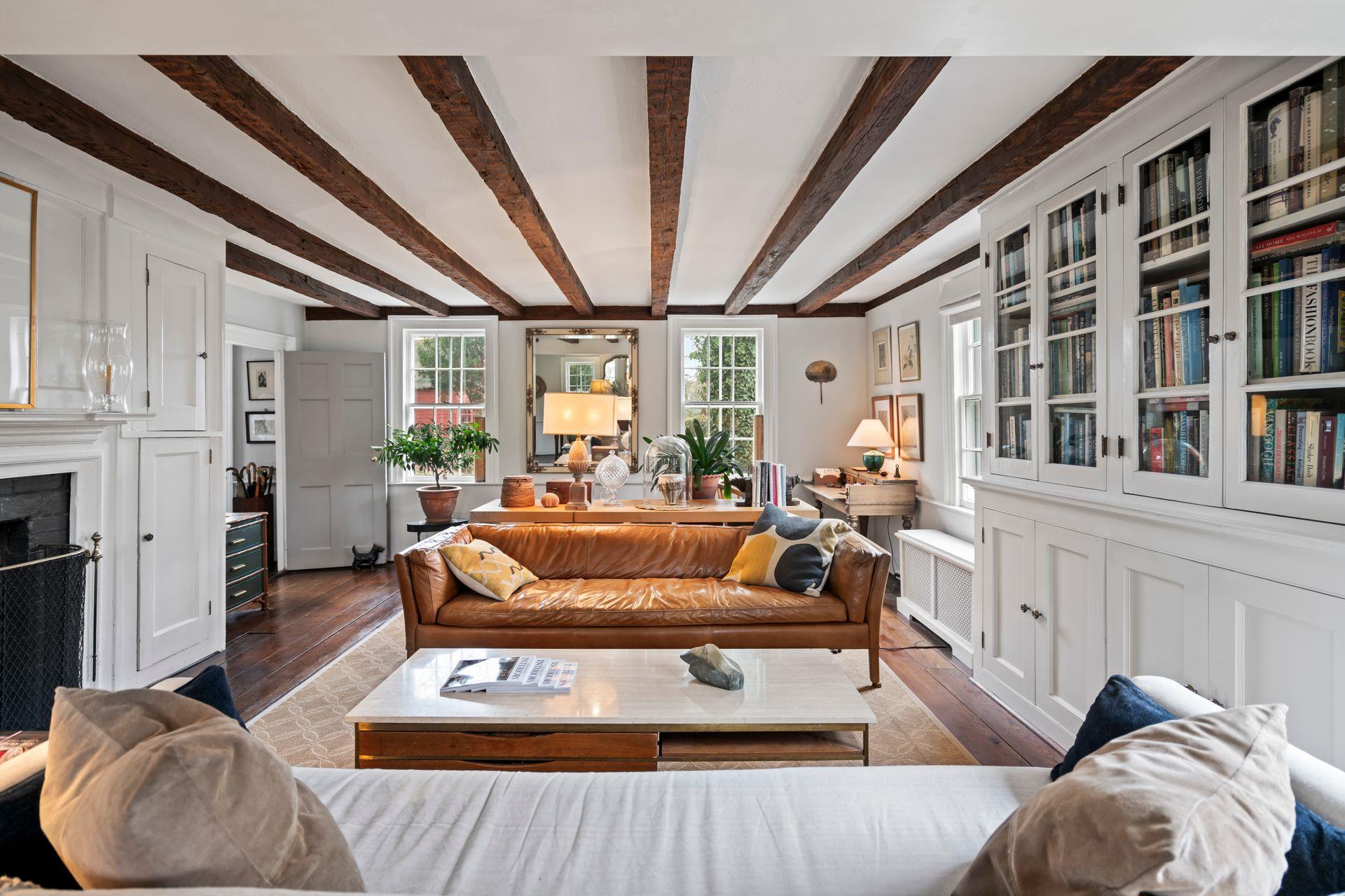 302 W Neck Road