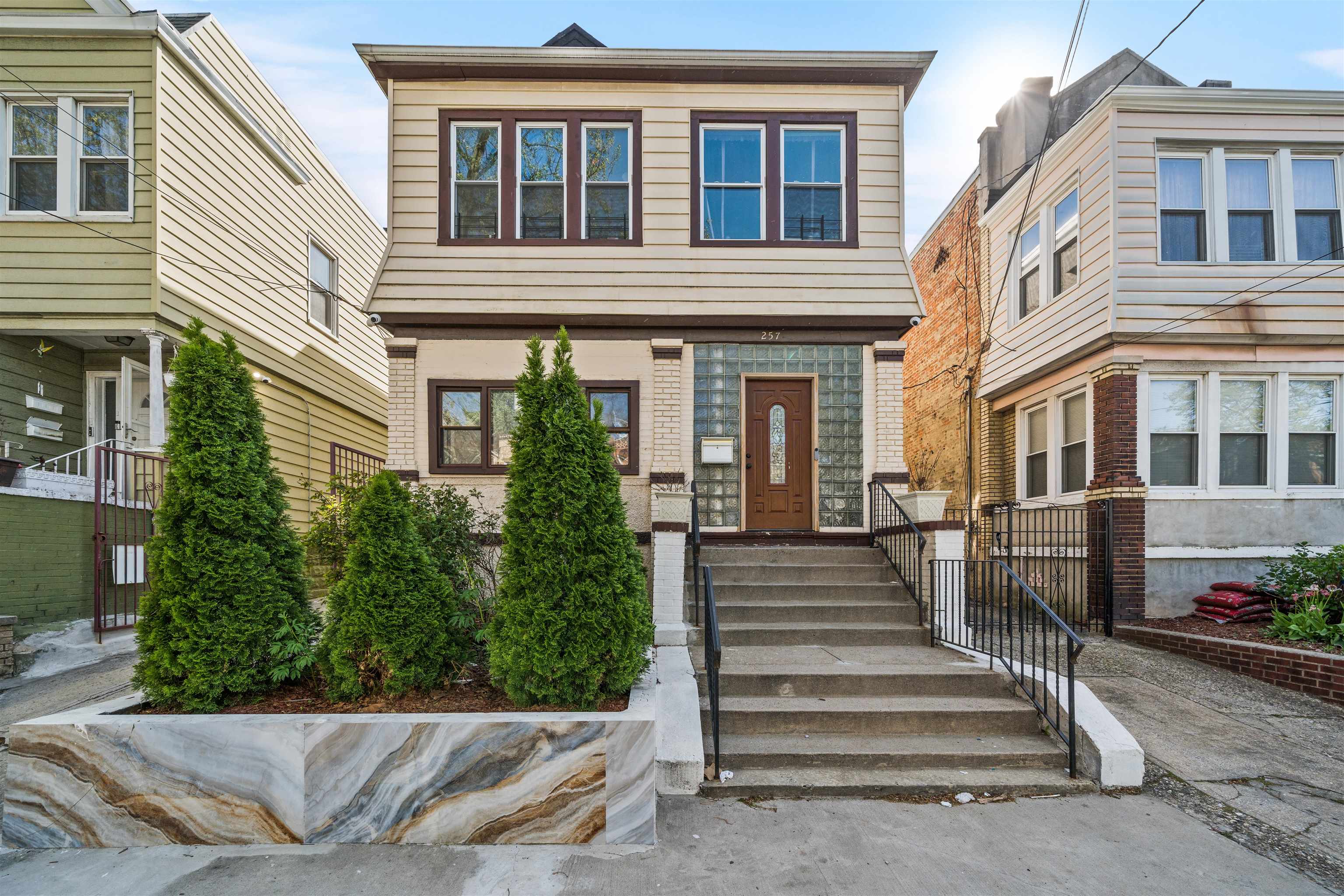 257 DWIGHT ST Unit: 1