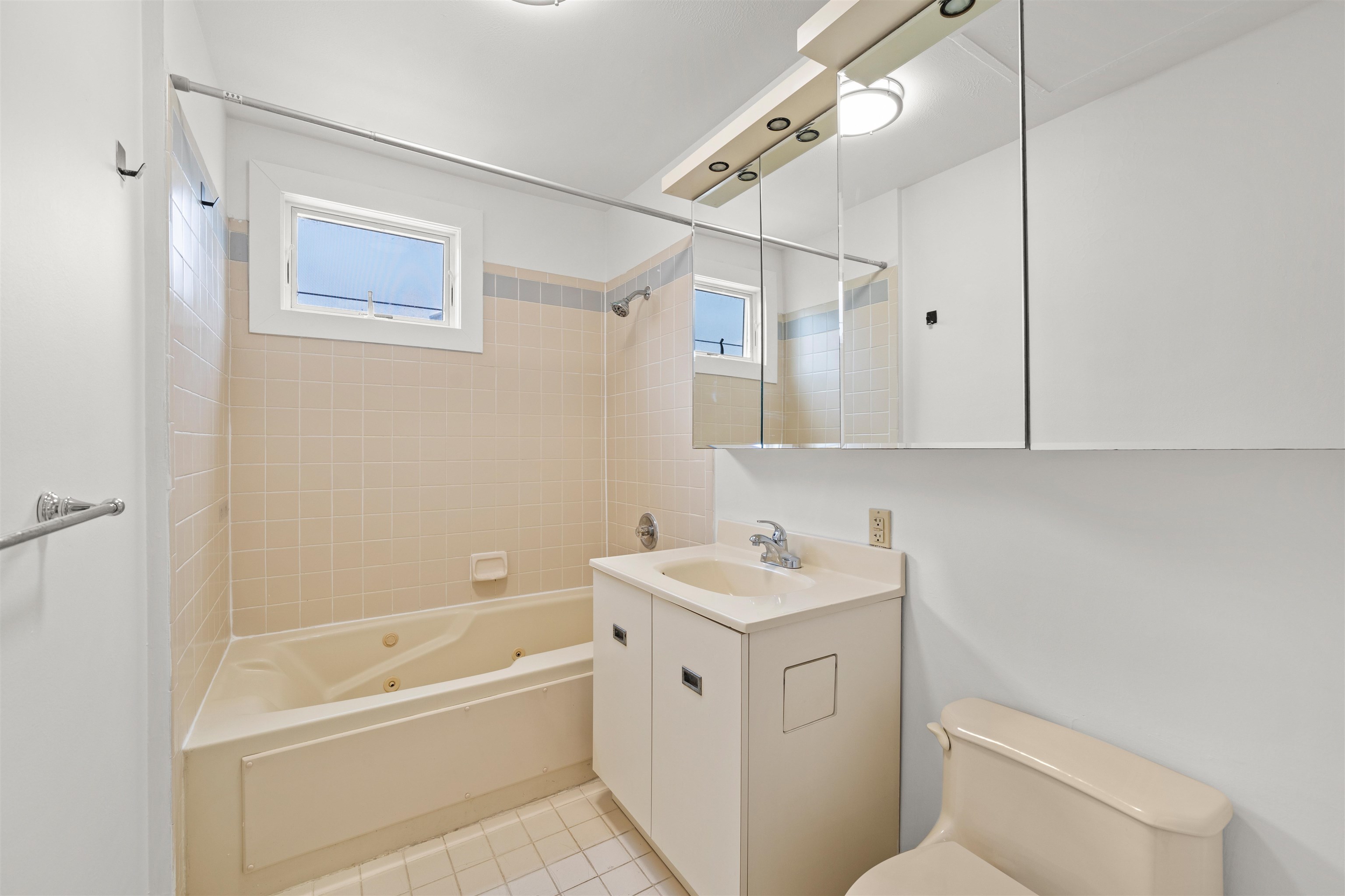 242 BARROW ST Unit: 2D