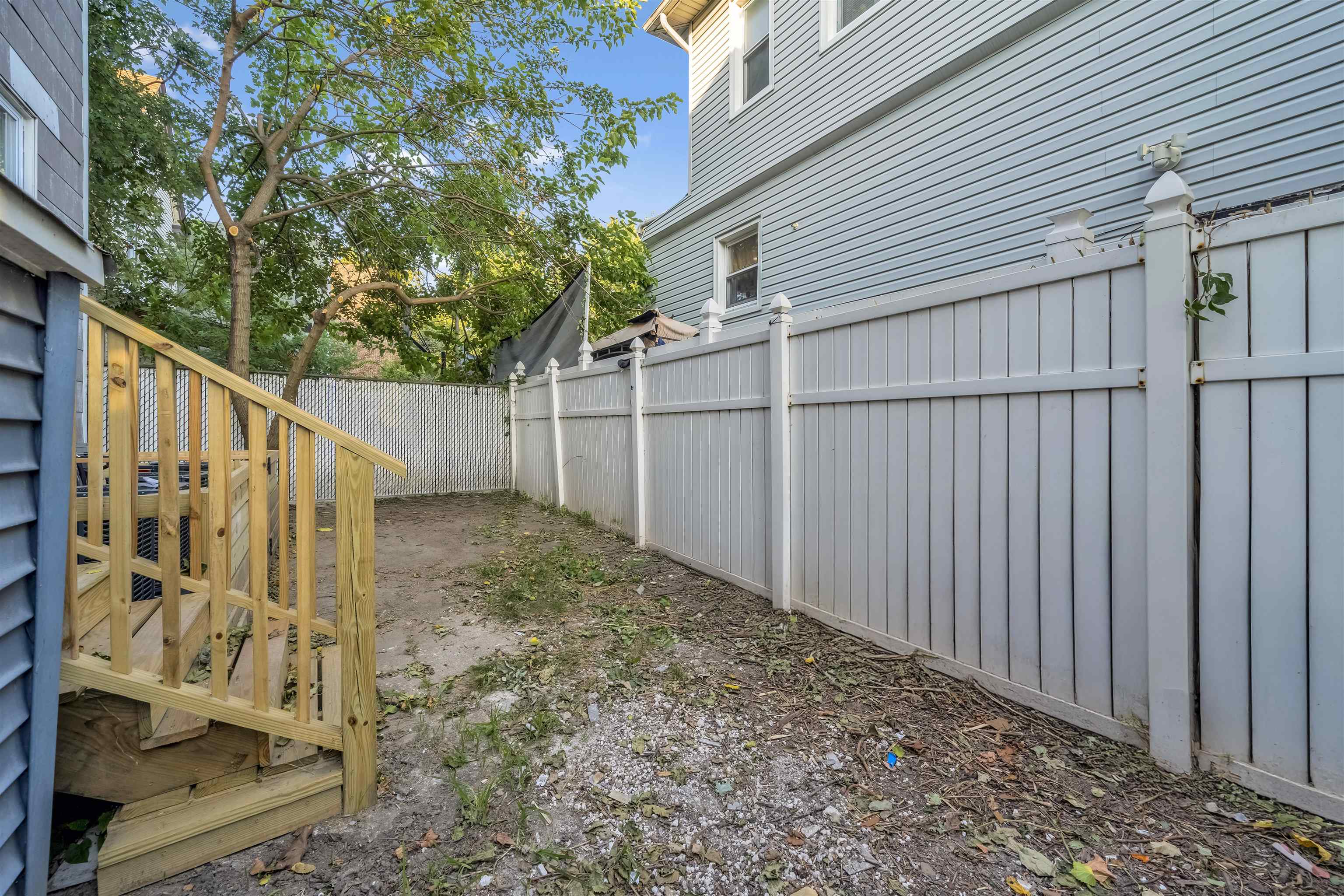 160 GARFIELD AVE Unit: 1R
