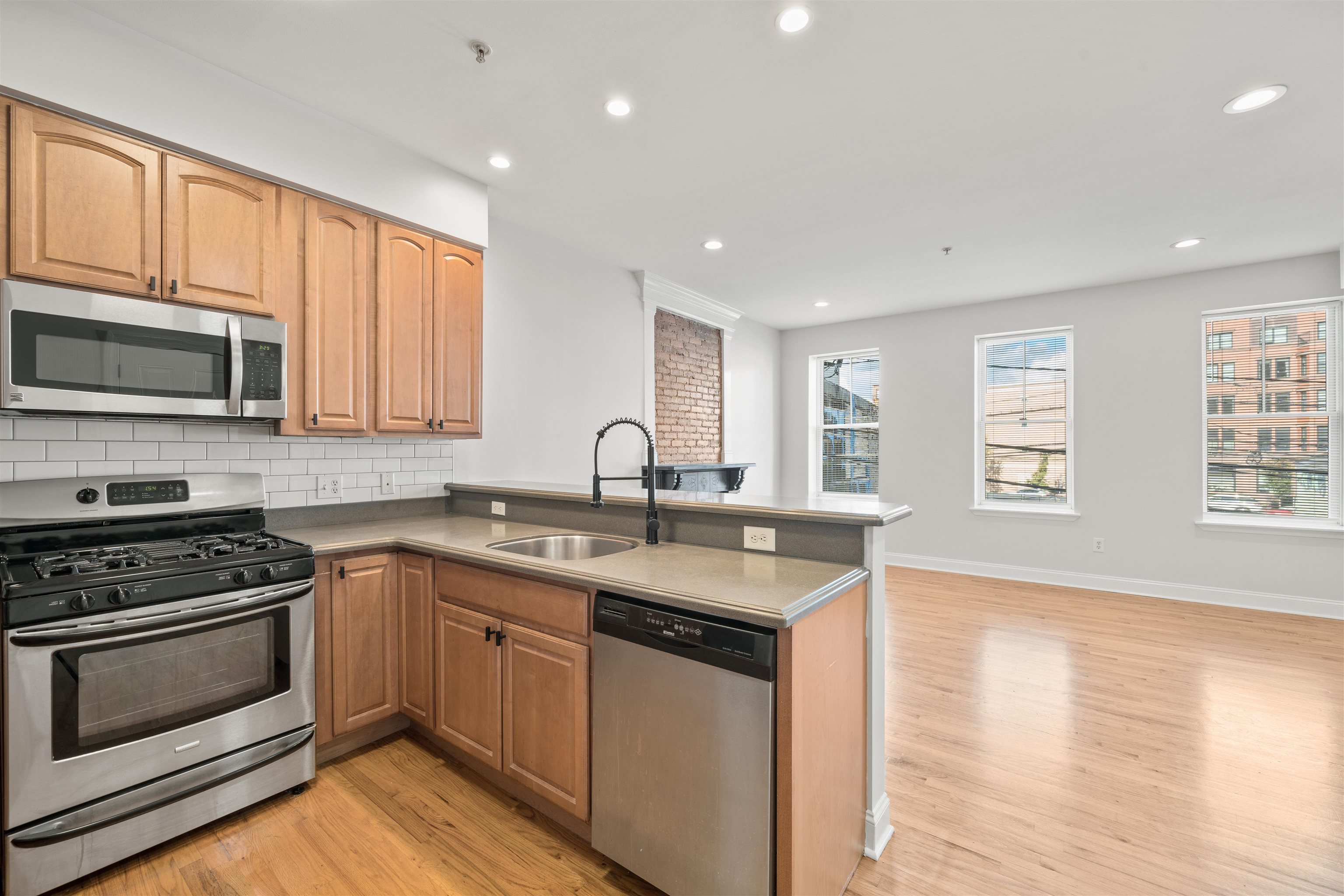 287 GRAND ST Unit: 1