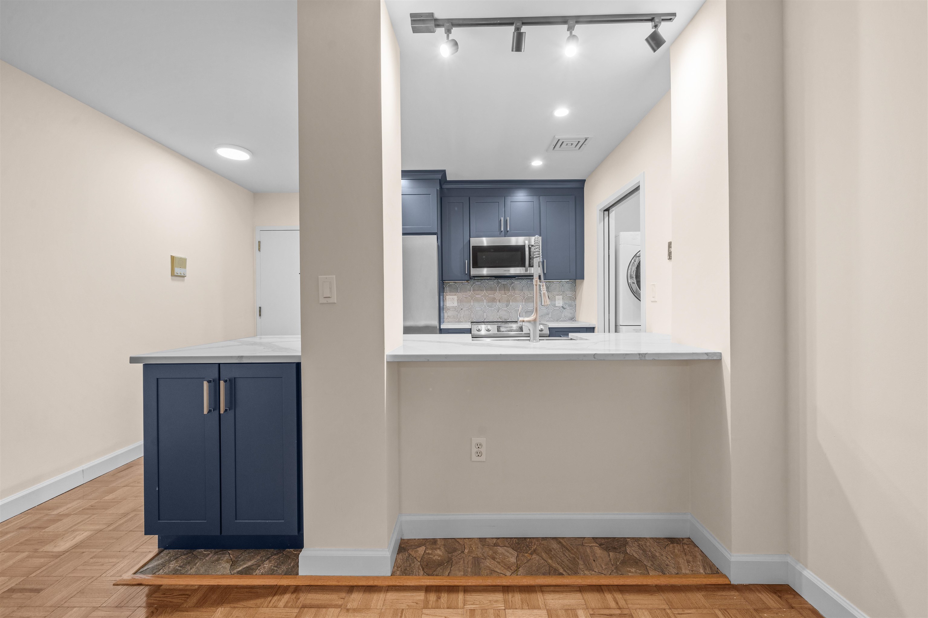 242 BARROW ST Unit: 2B
