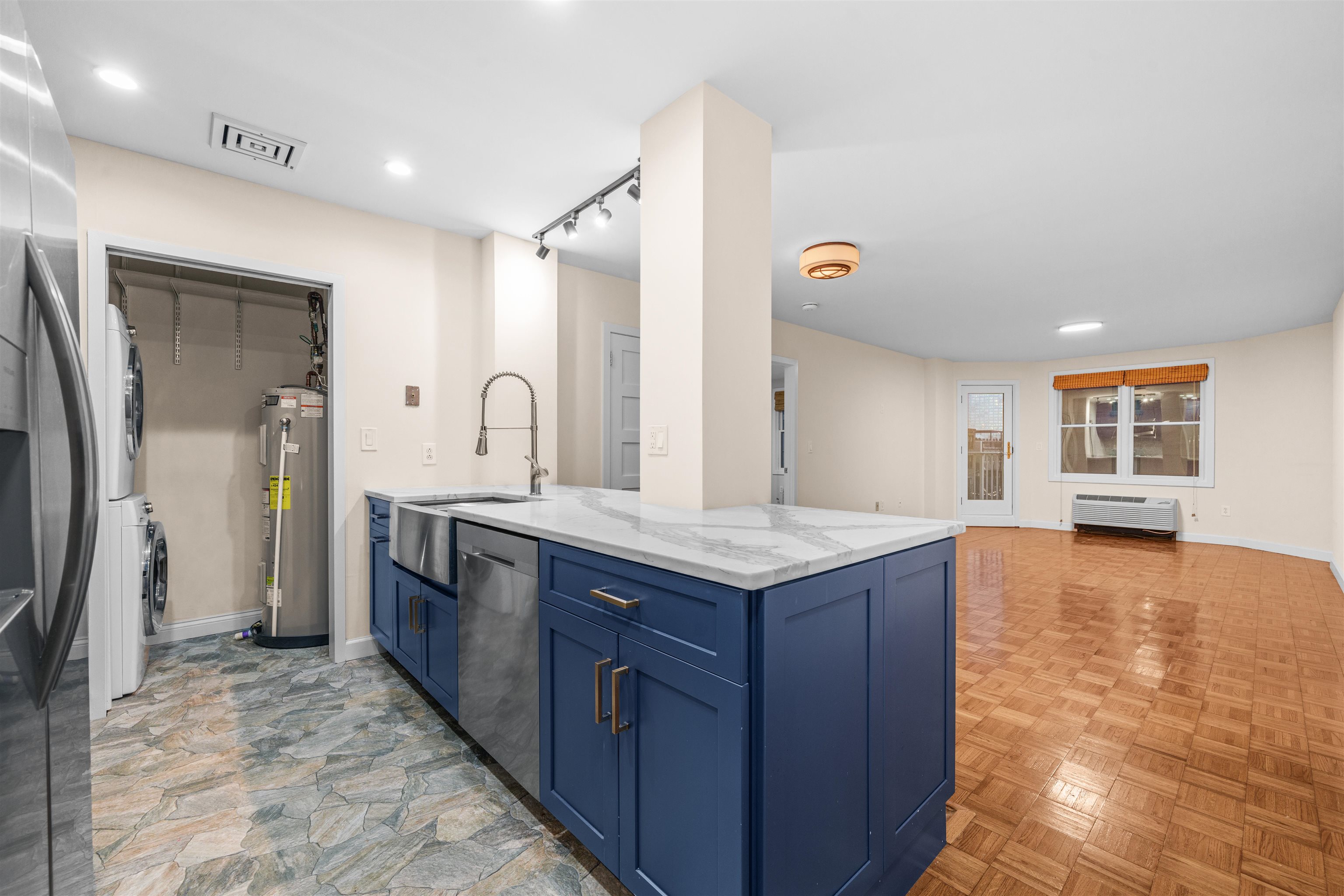 242 BARROW ST Unit: 2B