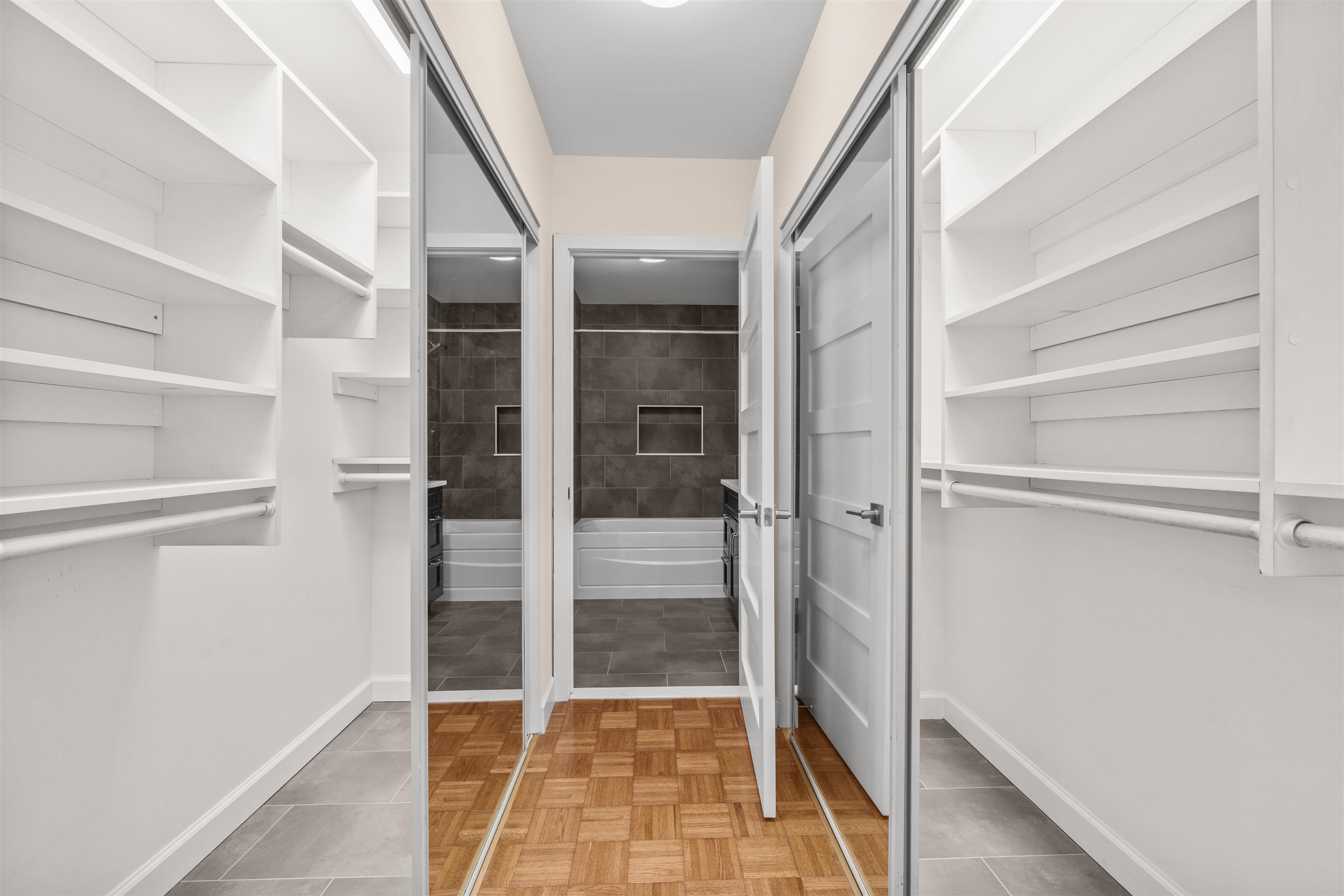 242 BARROW ST Unit: 2B