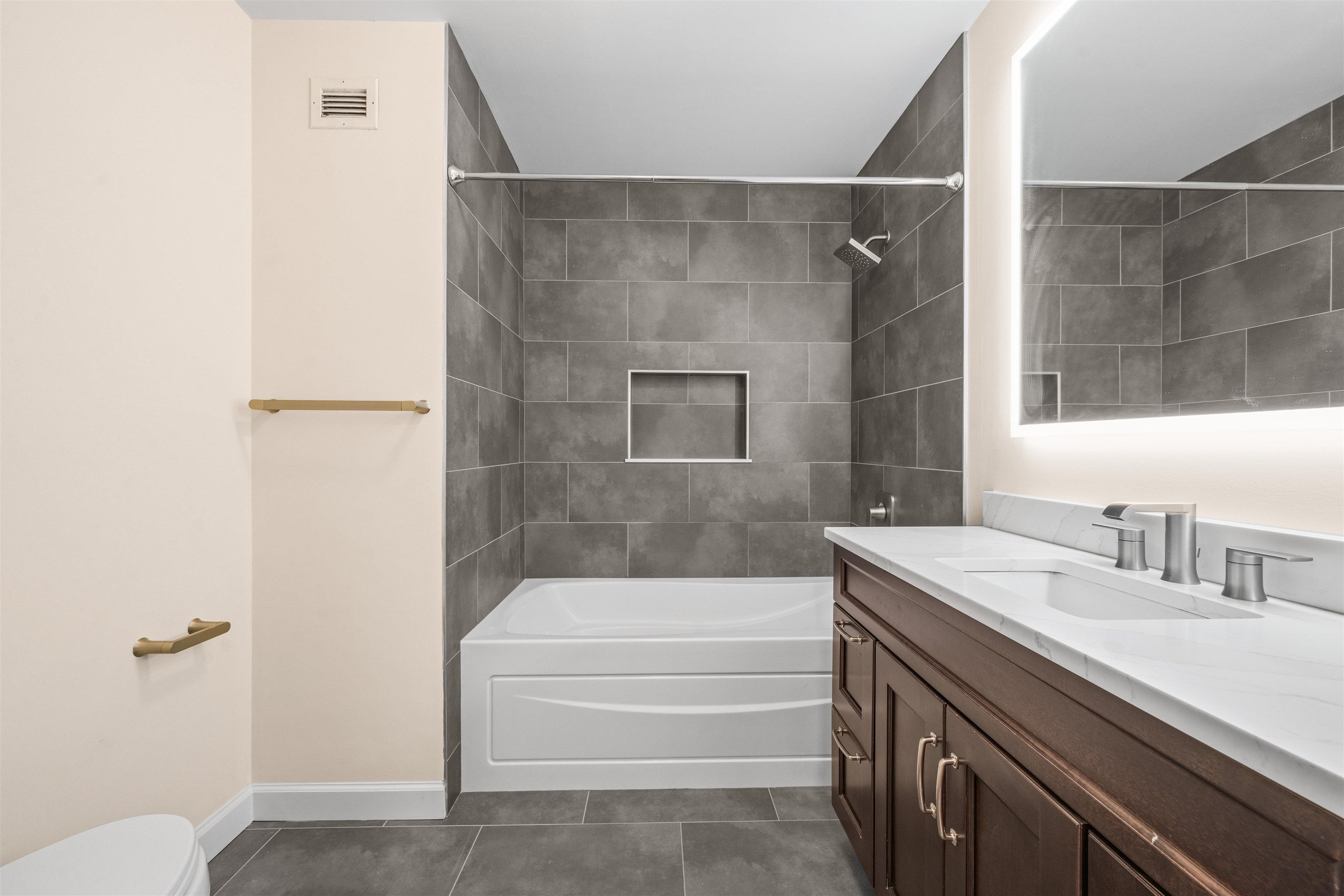 242 BARROW ST Unit: 2B
