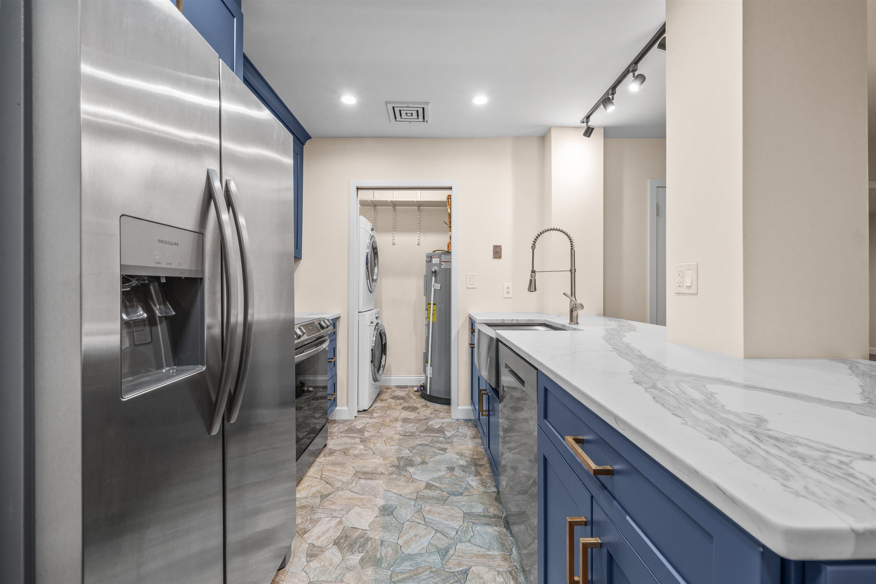 242 BARROW ST Unit: 2B