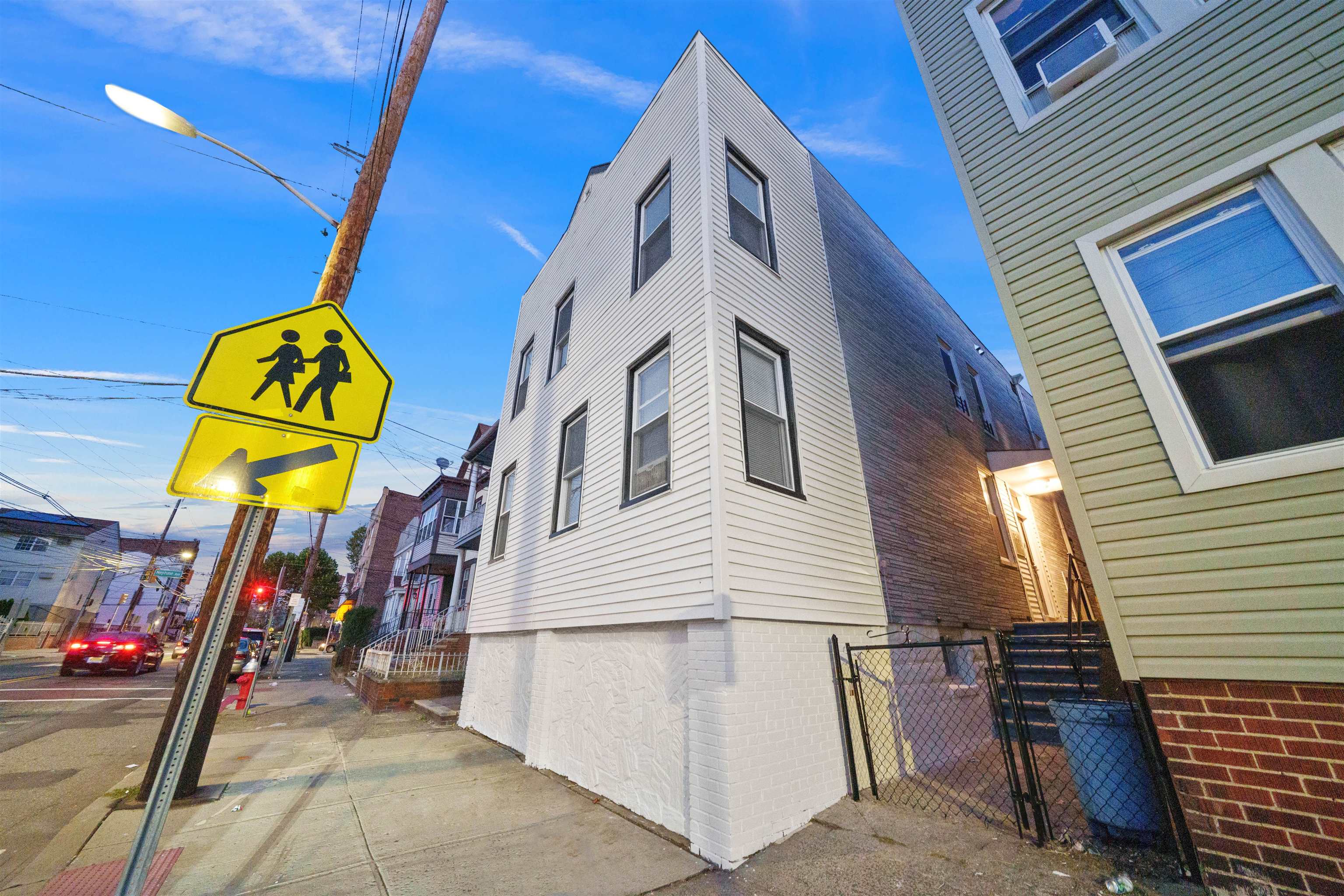 160 GARFIELD AVE Unit: 1F