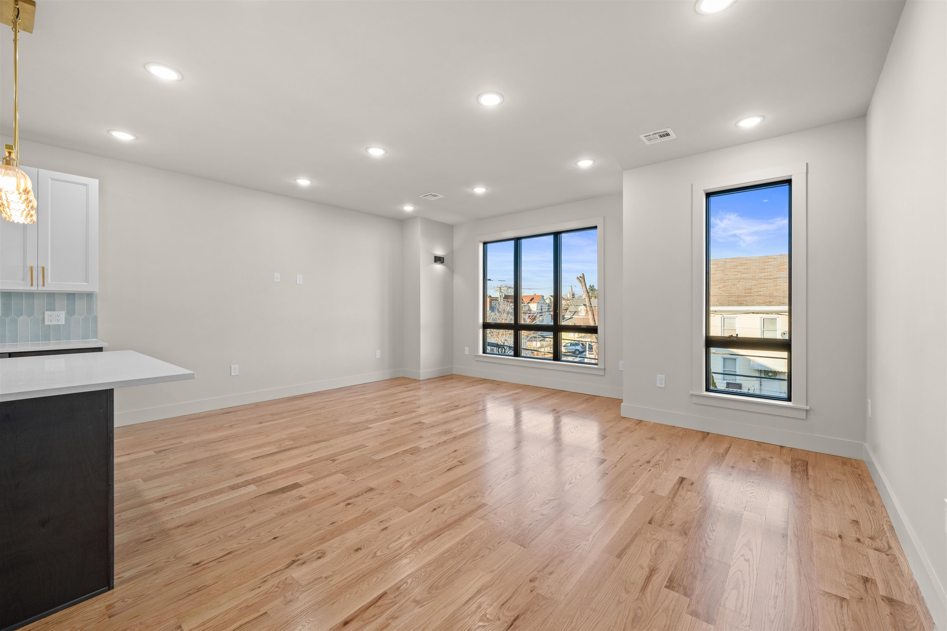 279 PEARSALL AVE