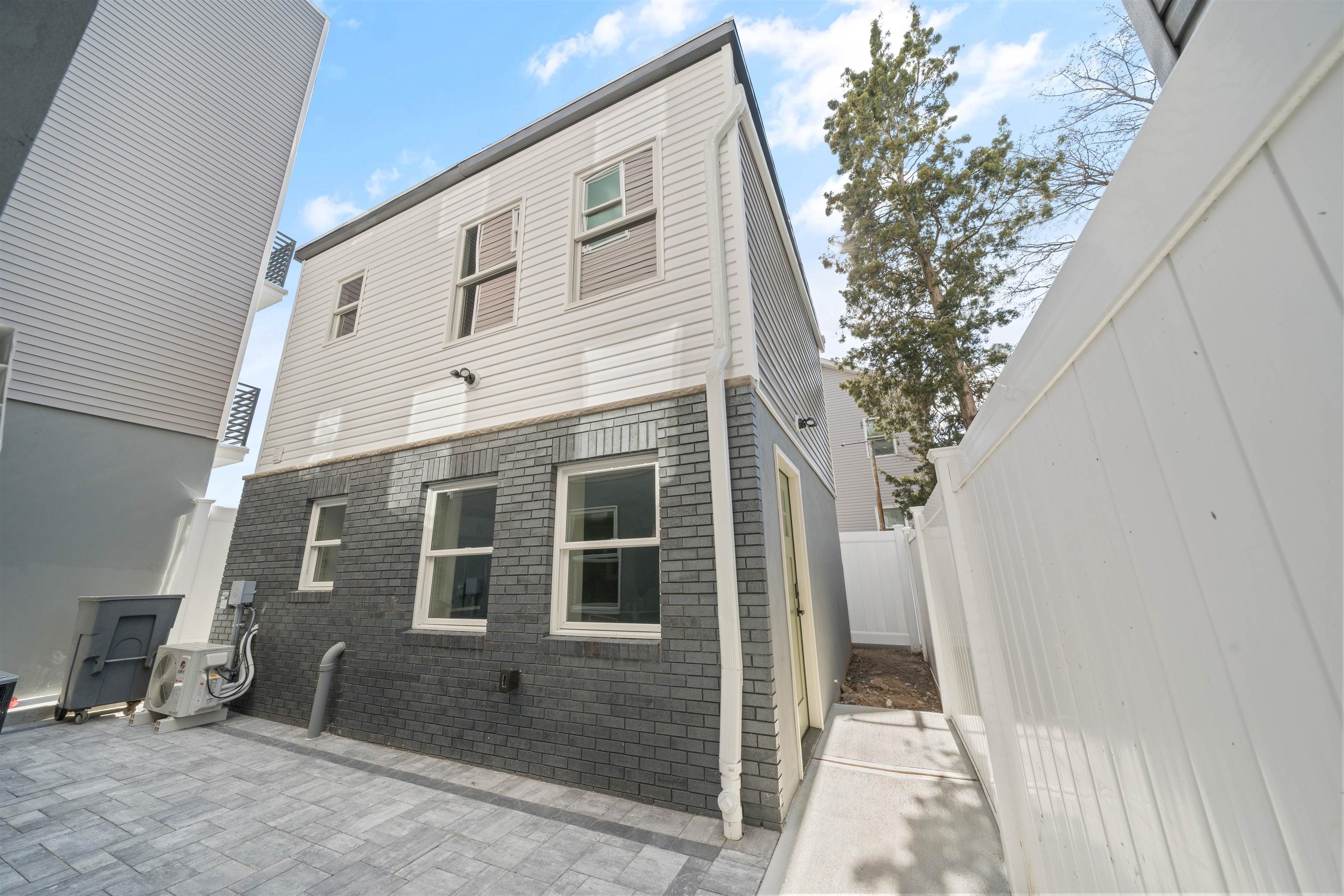 279 PEARSALL AVE Unit: ADU