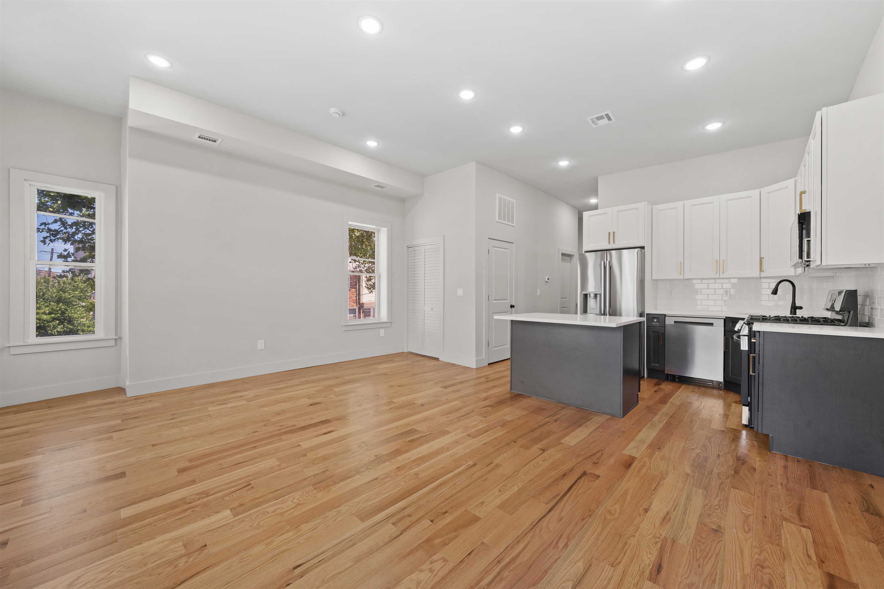 150 WEST SIDE AVE Unit: 2