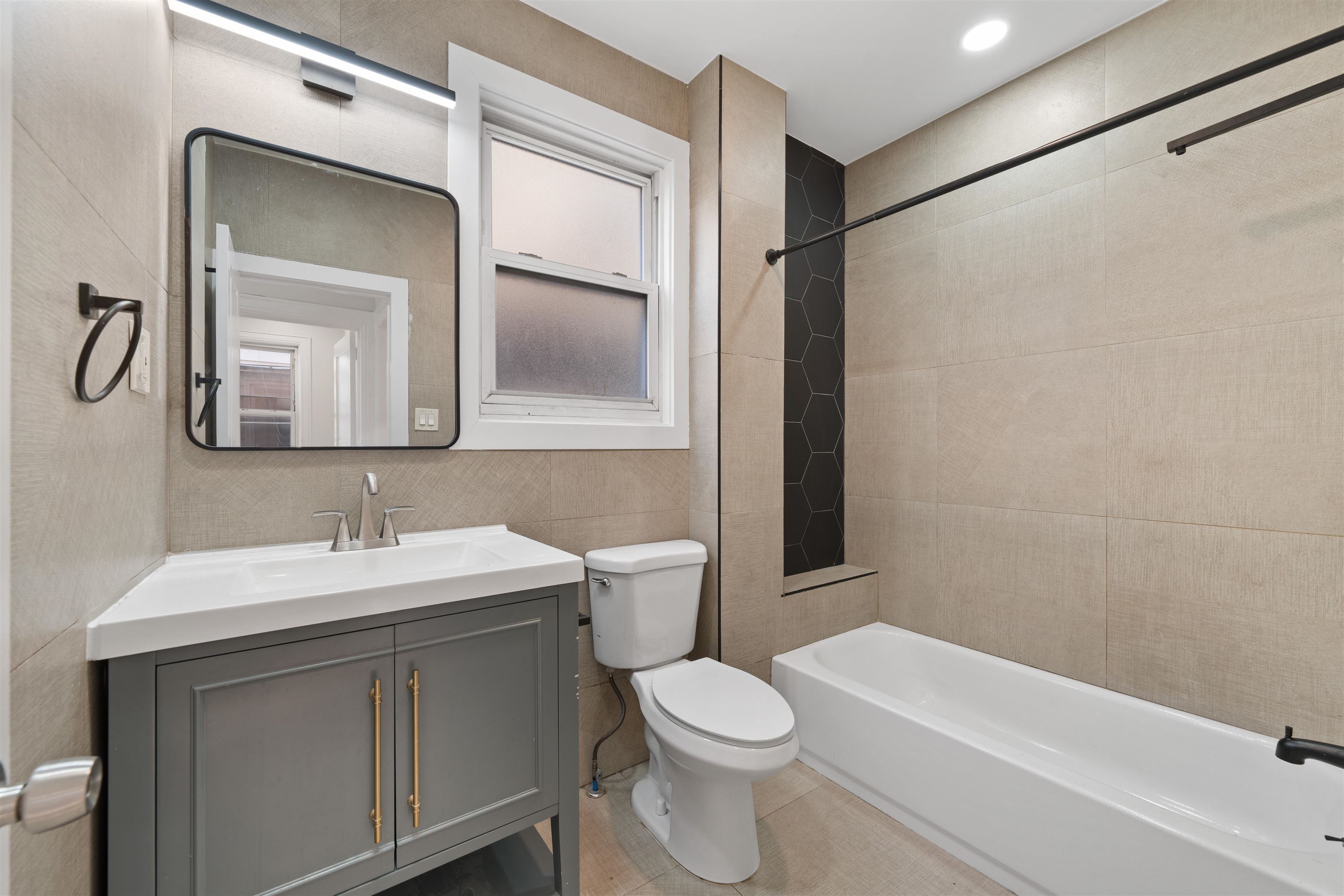255 DWIGHT AVE Unit: 1