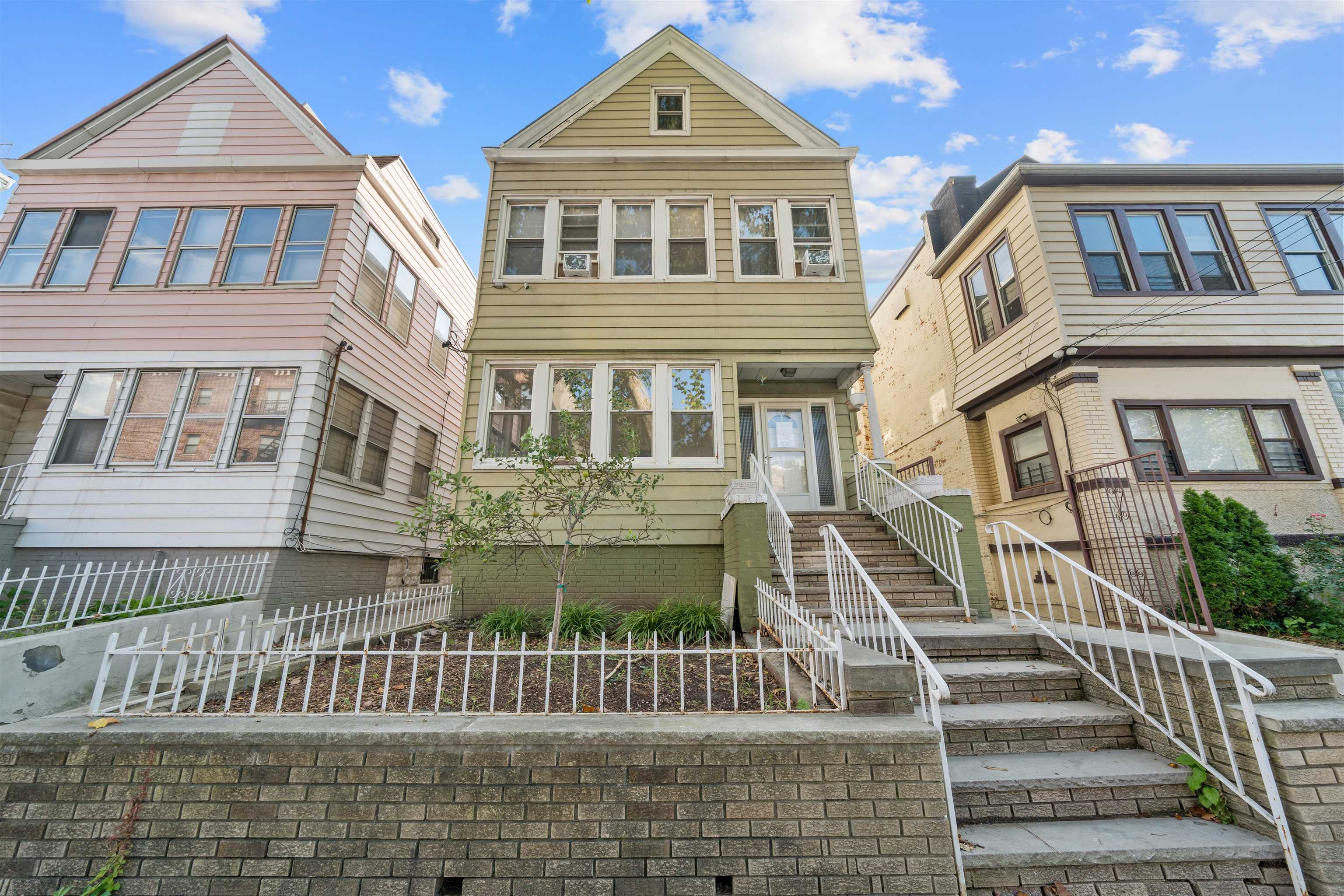 255 DWIGHT AVE Unit: 1