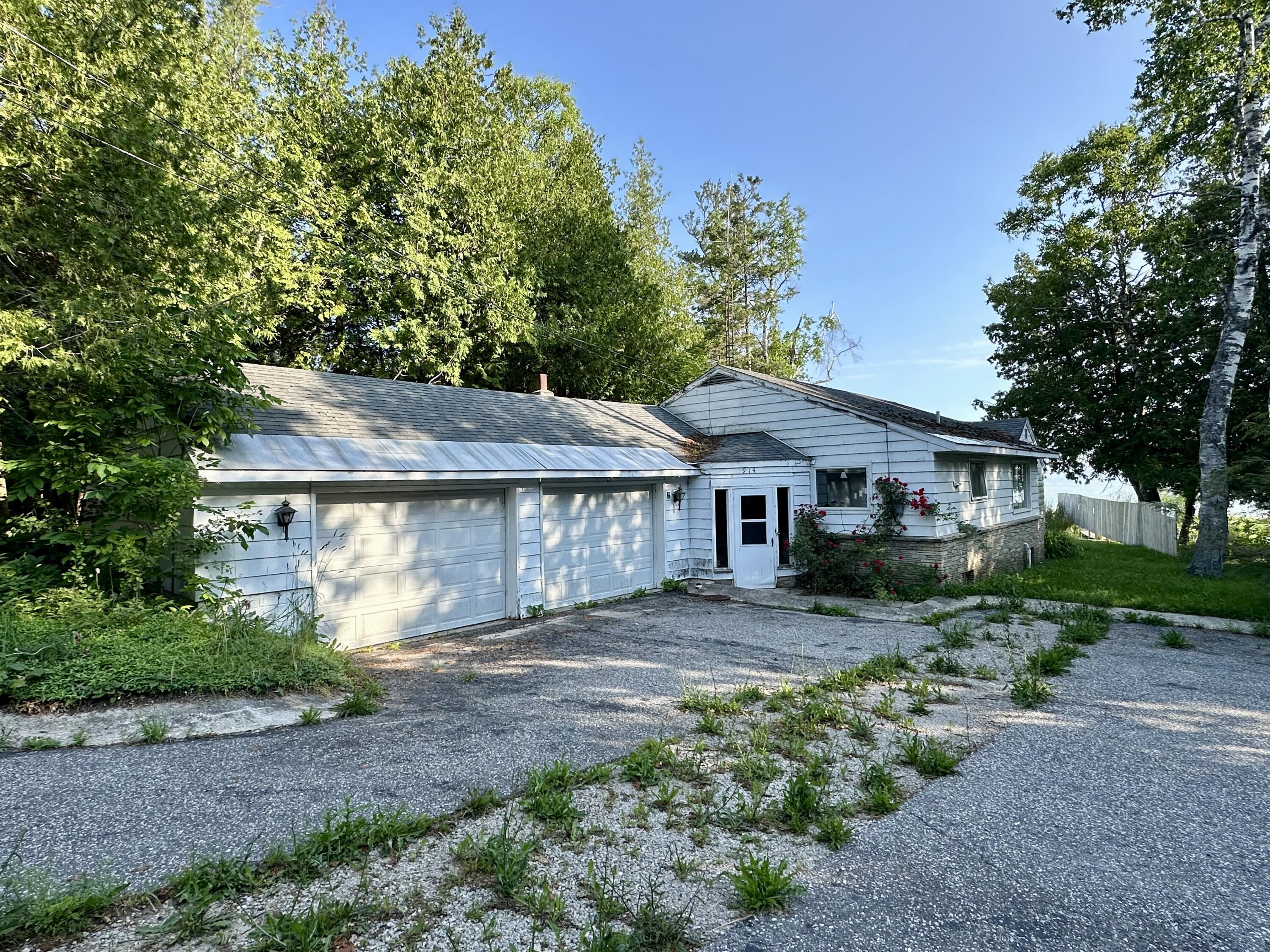 914 Lakeside Drive