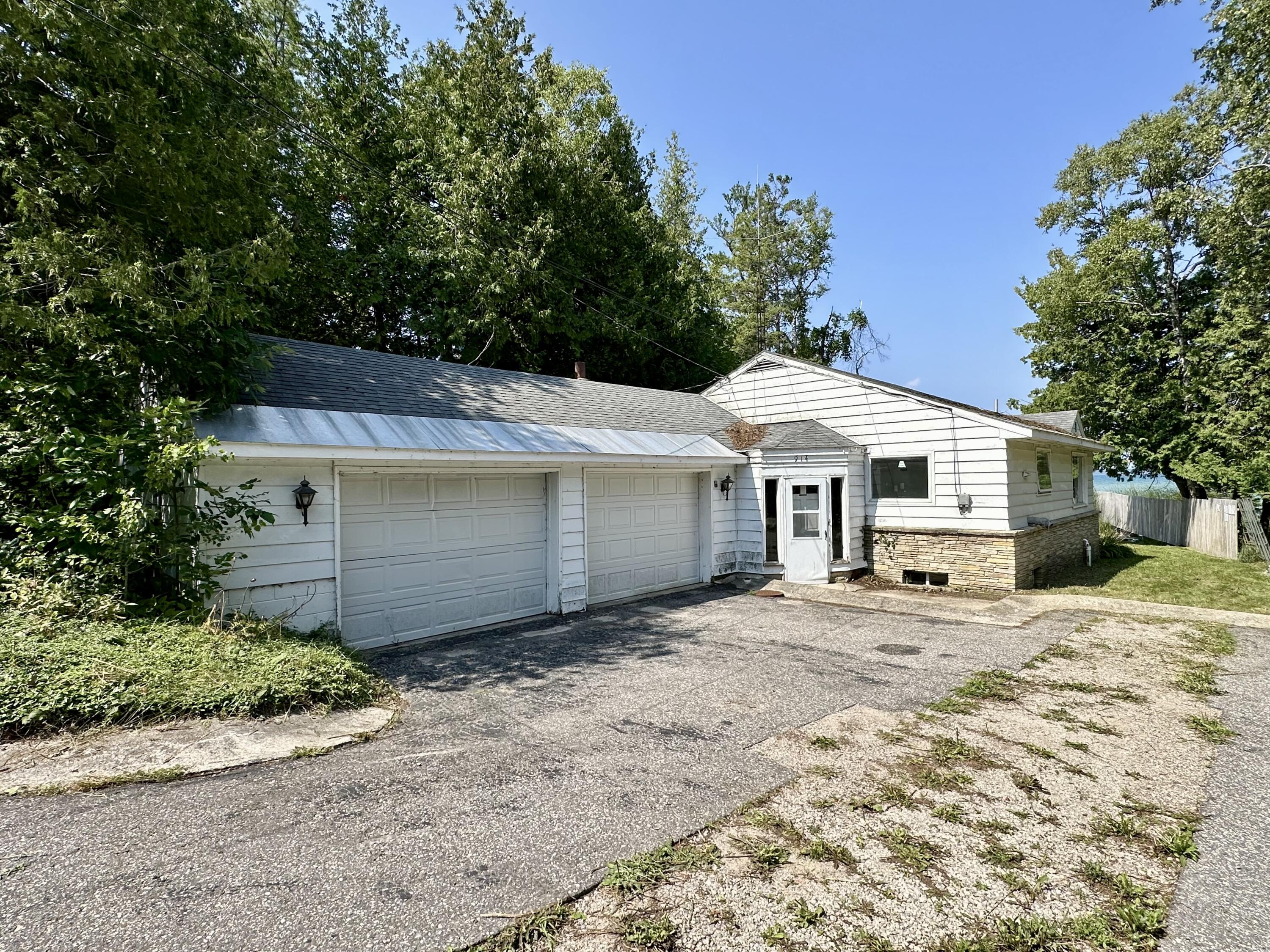 914 Lakeside Drive