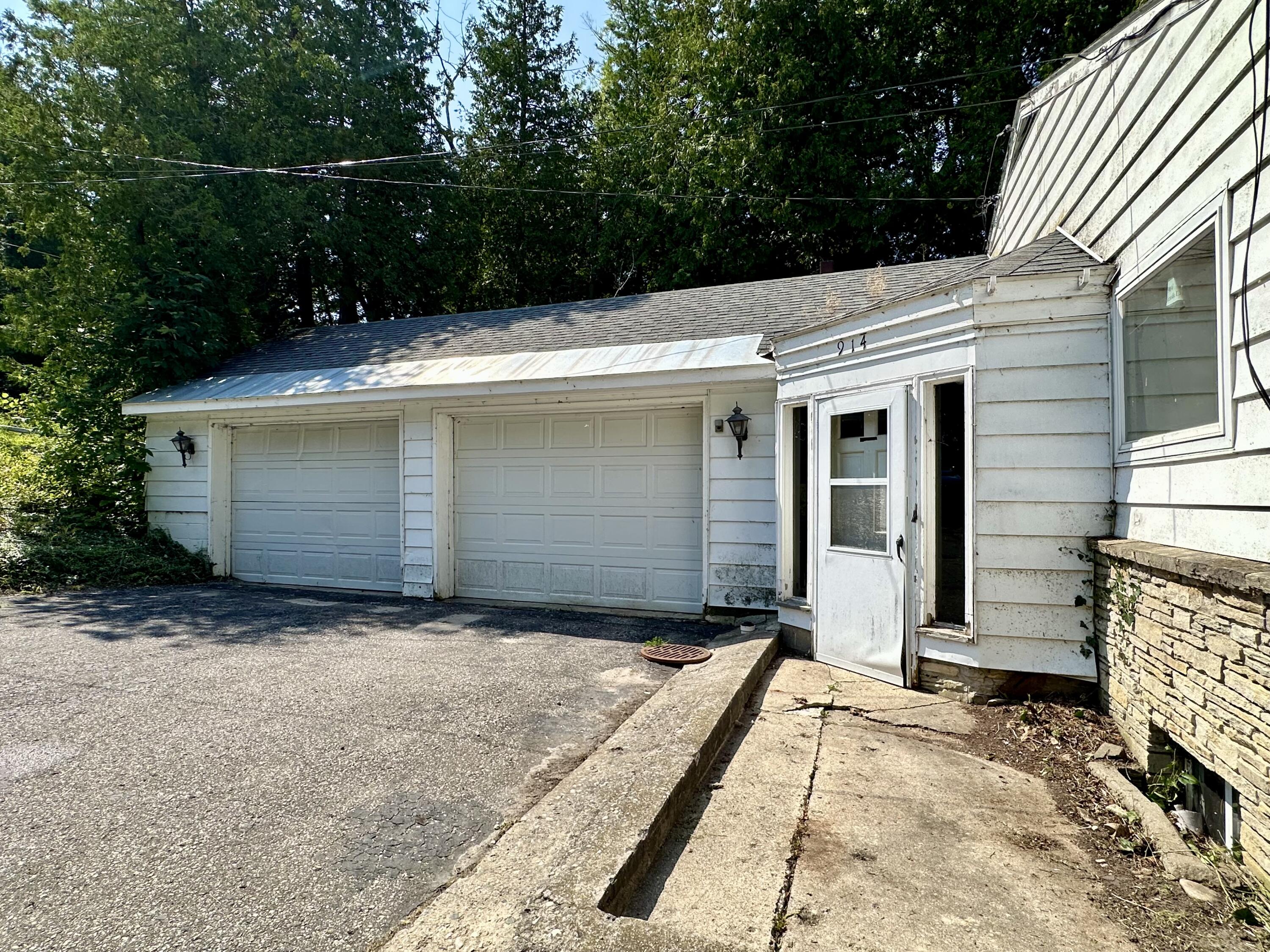914 Lakeside Drive