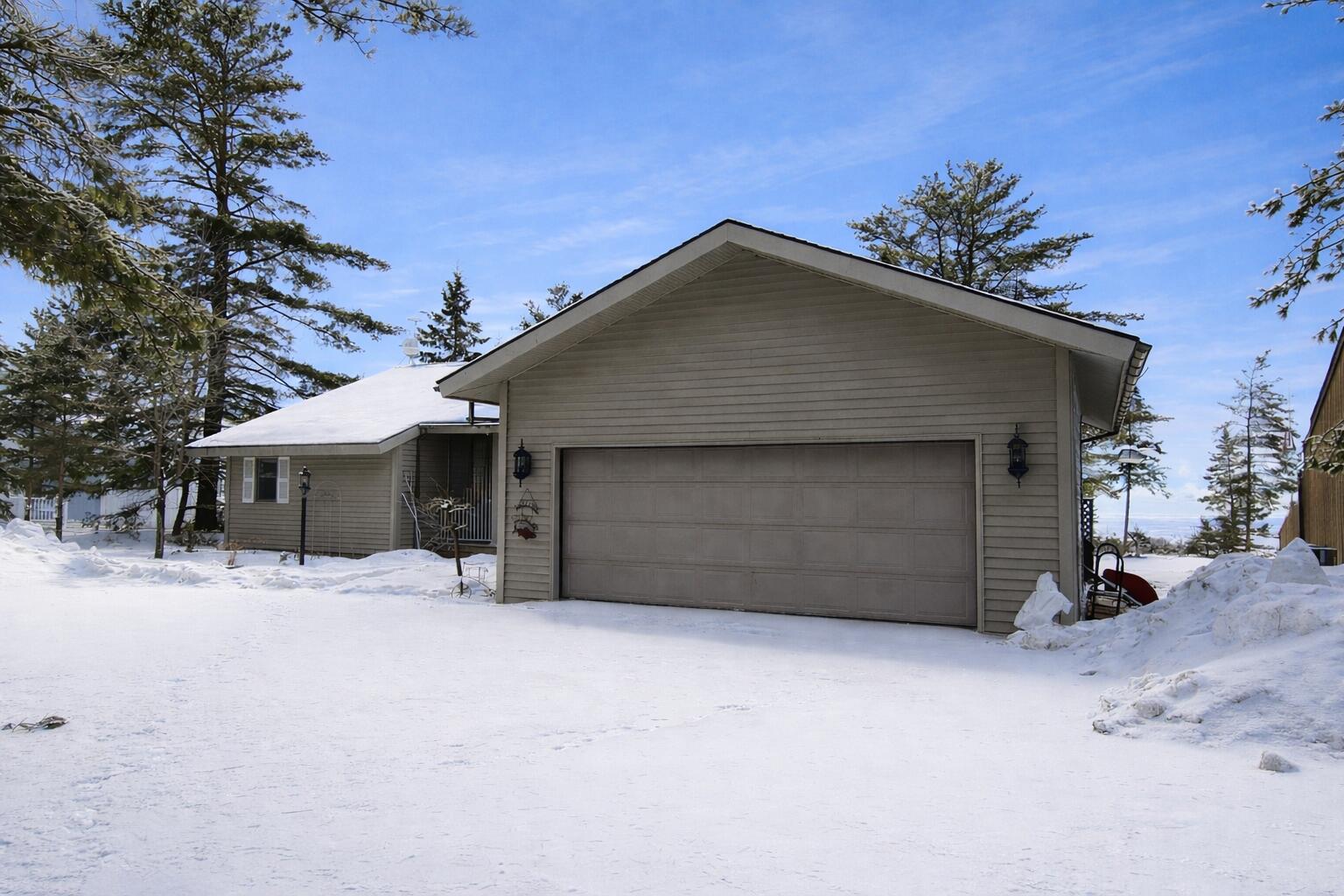 3332 Edgewater Drive