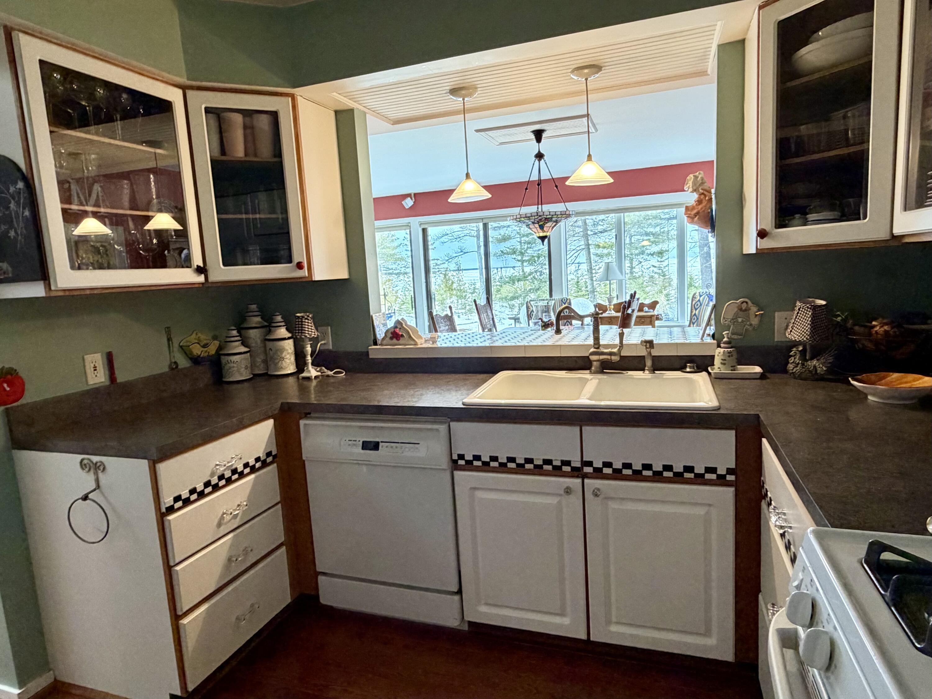 3332 Edgewater Drive