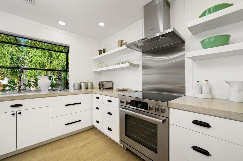 76970 Avenida Fernando